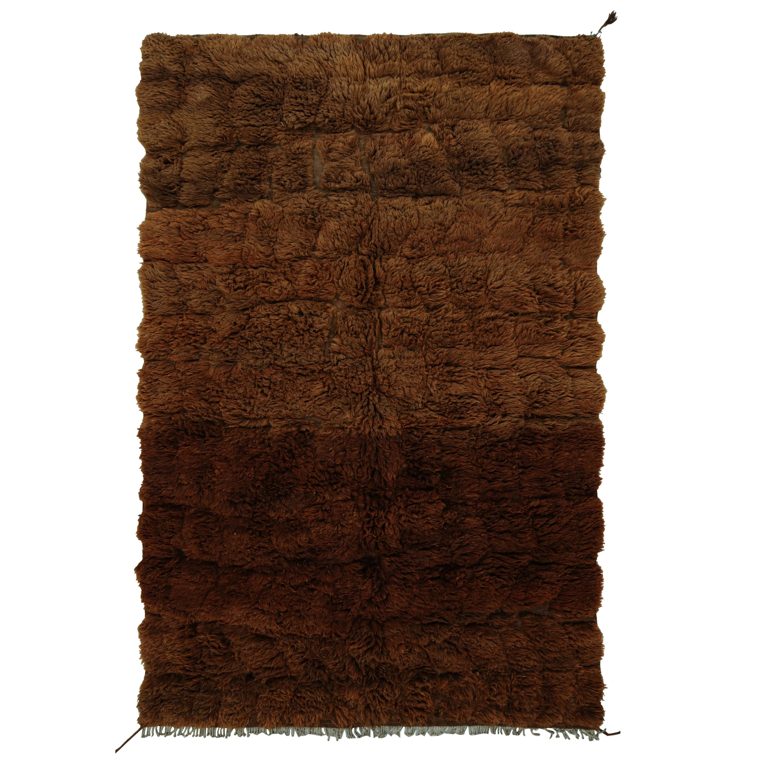 Rug & Kilim è un tappeto marocchino a pelo alto marrone solido.