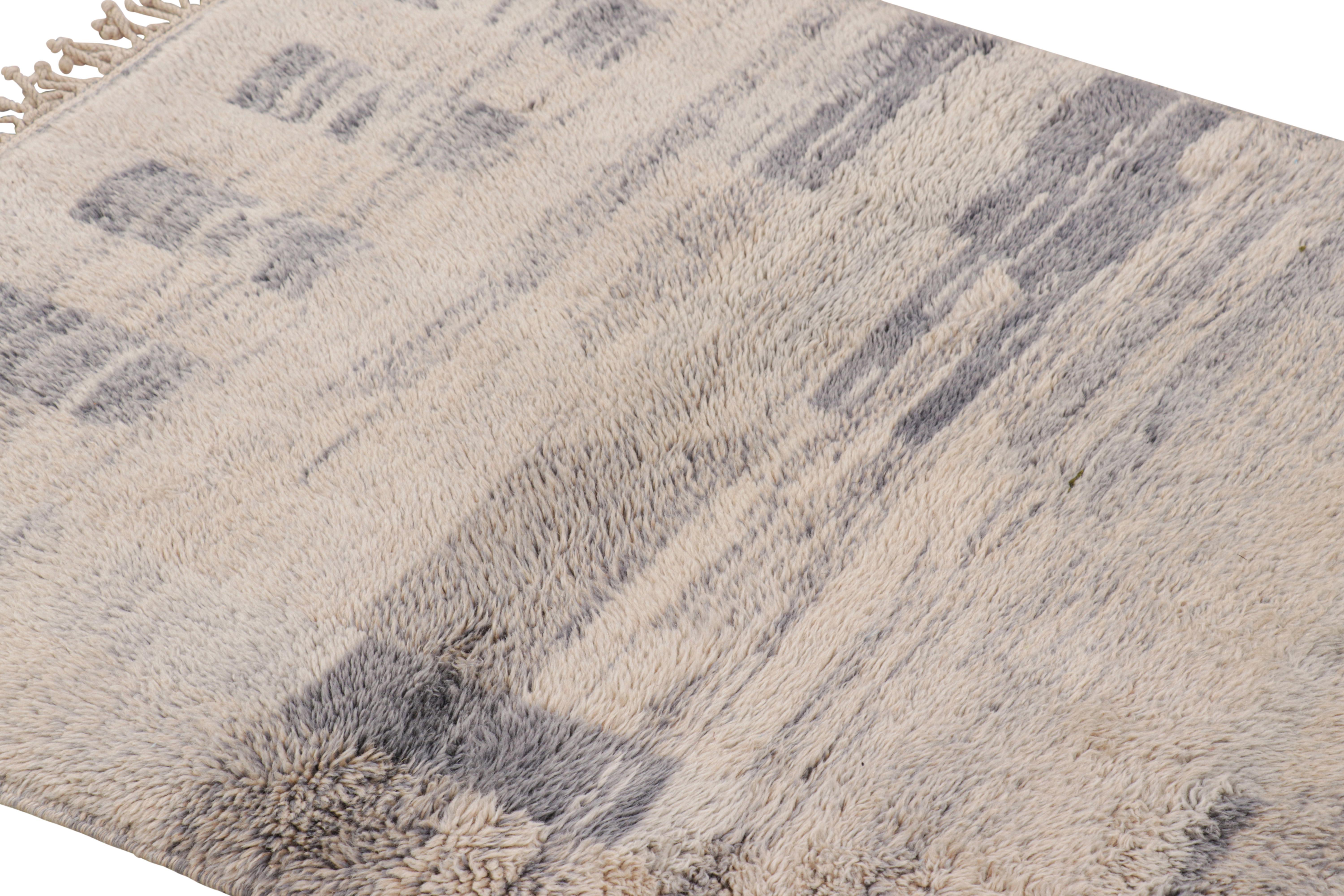 Dieser handgeknüpfte marokkanische Teppich in der Größe 3x4 ist eine aufregende Neuheit in der Kollektion von Rug & Kilim, die von zeitgenössischen Stammeswebern aus den ländlichen Gemeinden des Mittleren Atlas hergestellt wird. 

Über das Design: