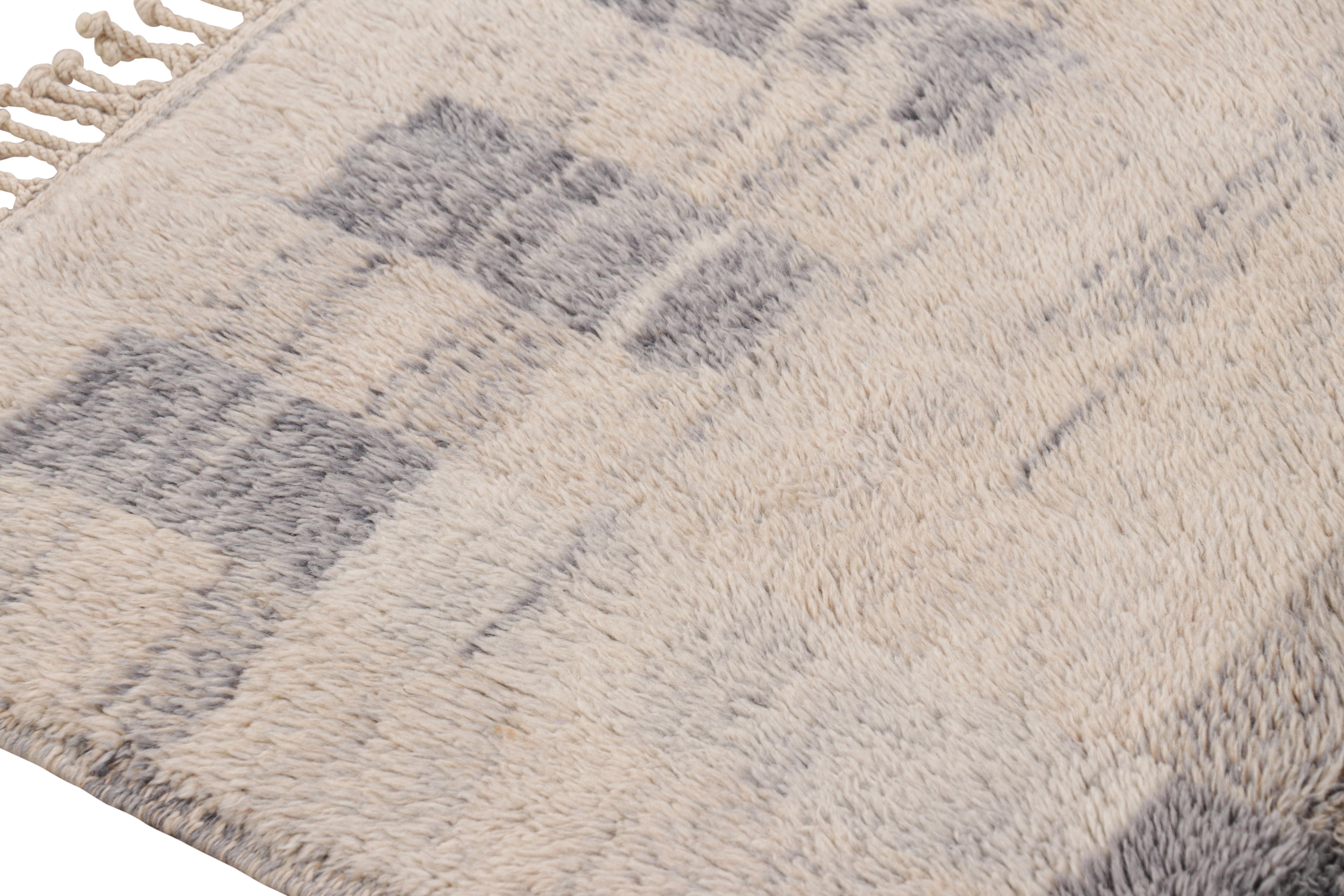 Marokkanischer Teppich von Rug & Kilim in Weiß und Blau mit geometrischen Mustern (Moderne) im Angebot