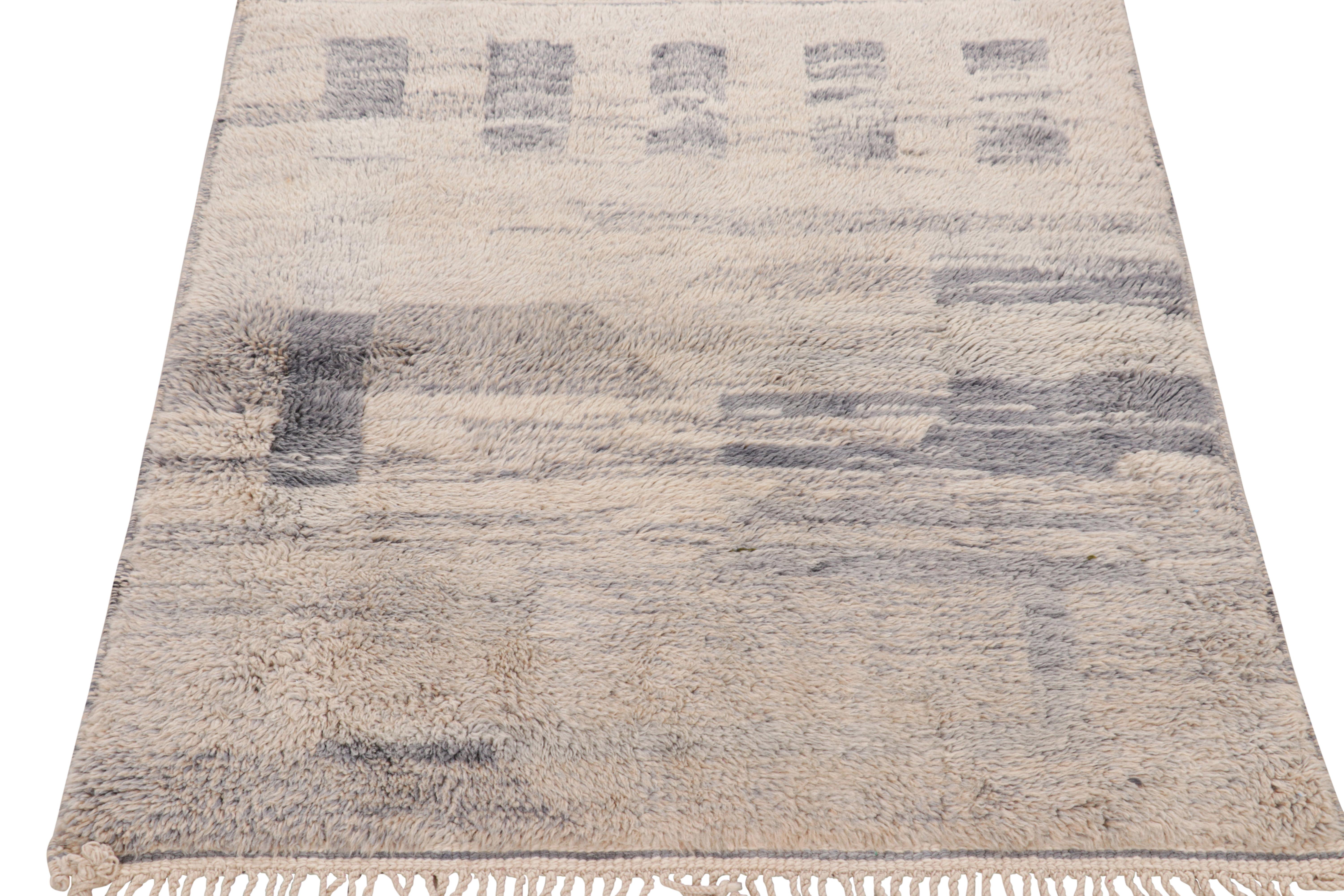 Marokkanischer Teppich von Rug & Kilim in Weiß und Blau mit geometrischen Mustern (Handgeknüpft) im Angebot