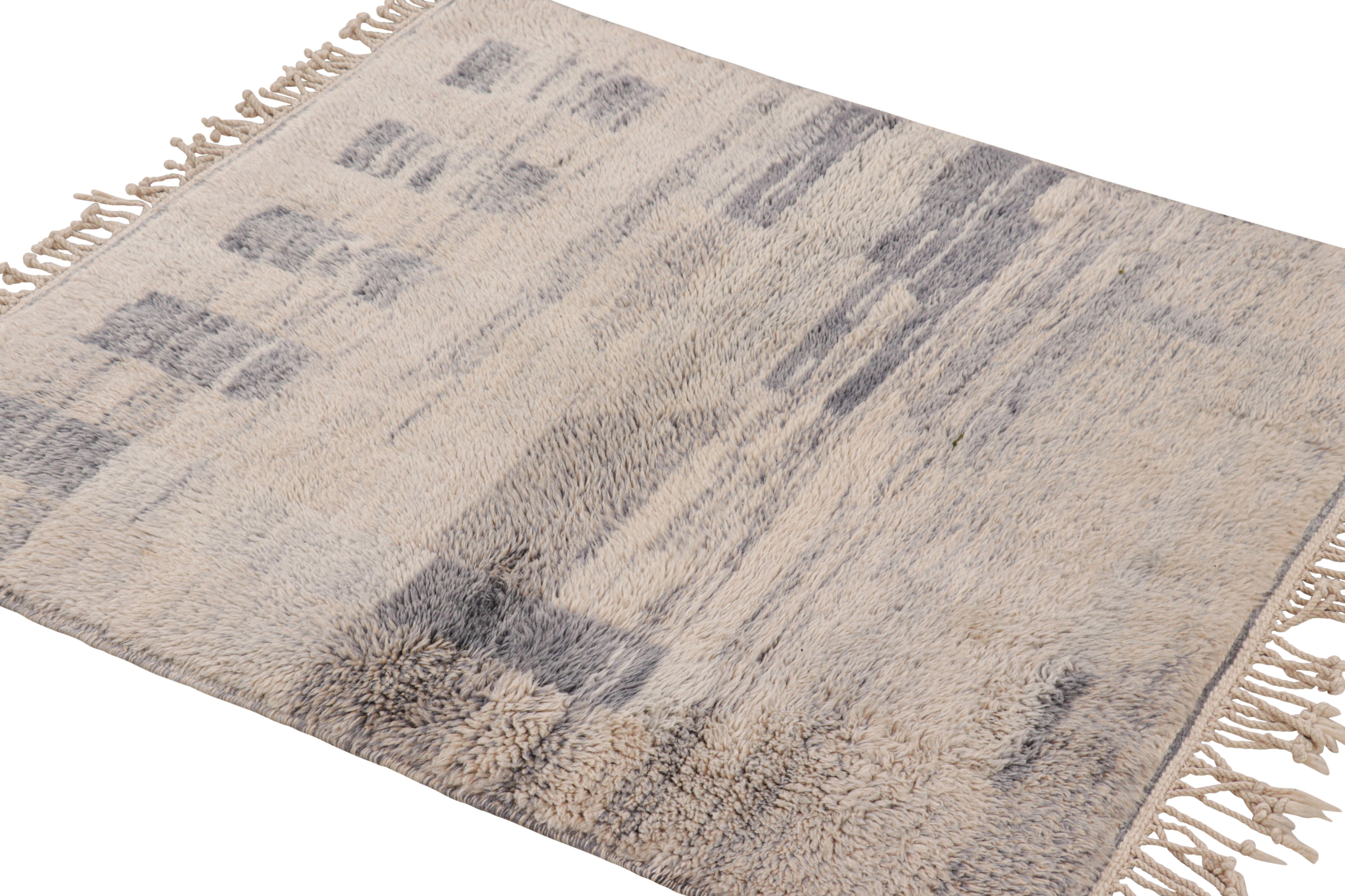 Marokkanischer Teppich von Rug & Kilim in Weiß und Blau mit geometrischen Mustern im Zustand „Neu“ im Angebot in Long Island City, NY