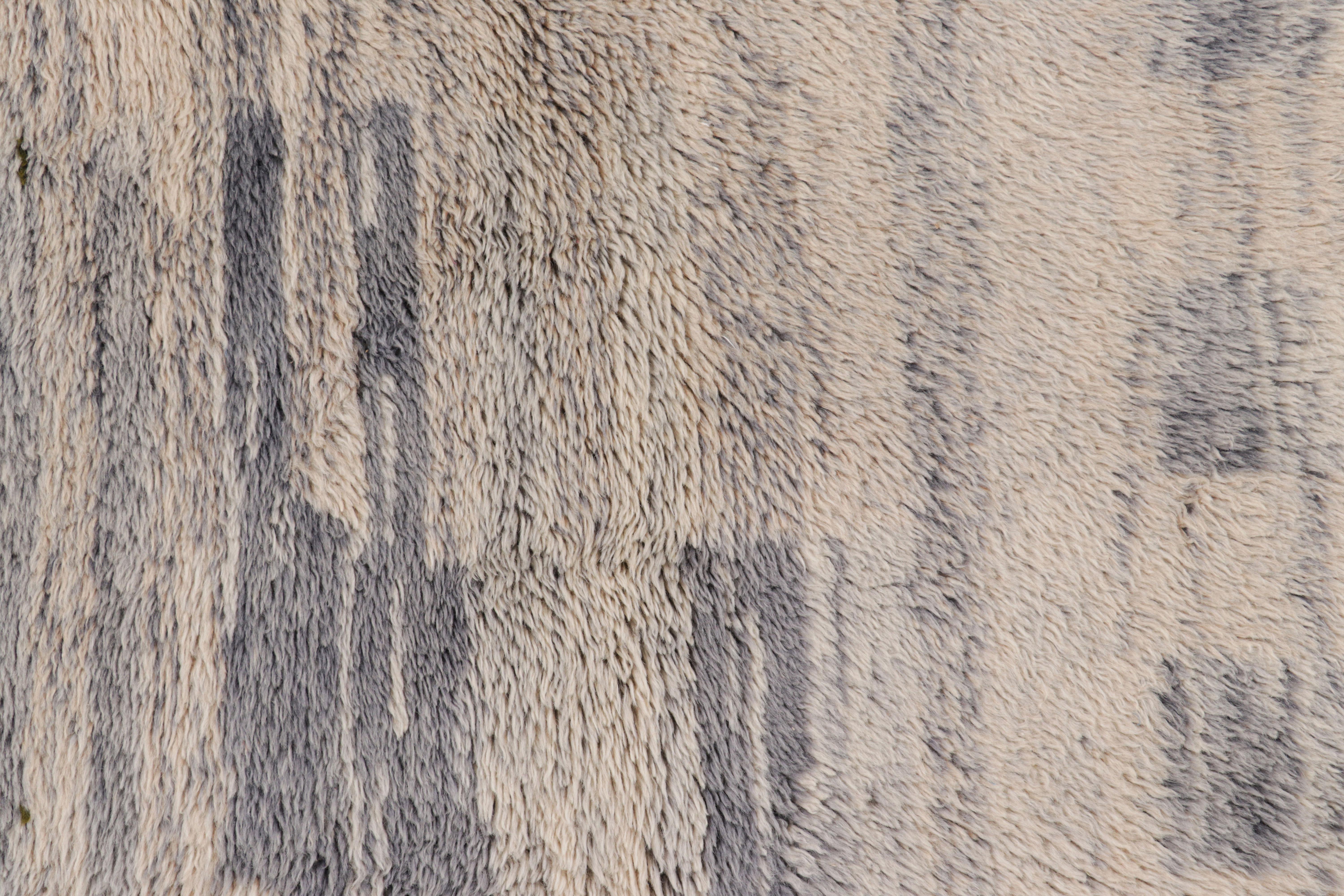 Marokkanischer Teppich von Rug & Kilim in Weiß und Blau mit geometrischen Mustern (21. Jahrhundert und zeitgenössisch) im Angebot