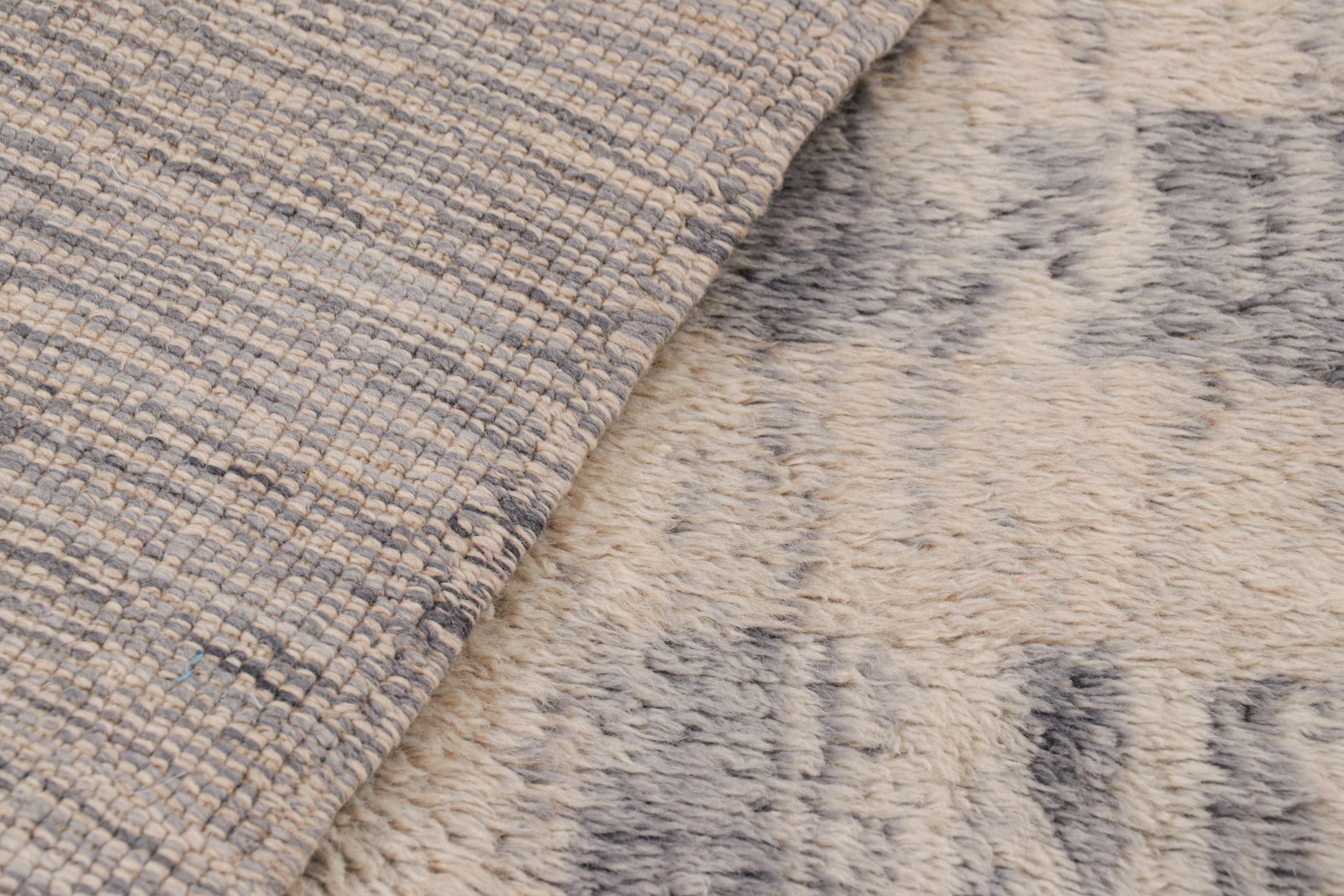 Marokkanischer Teppich von Rug & Kilim in Weiß und Blau mit geometrischen Mustern (Wolle) im Angebot