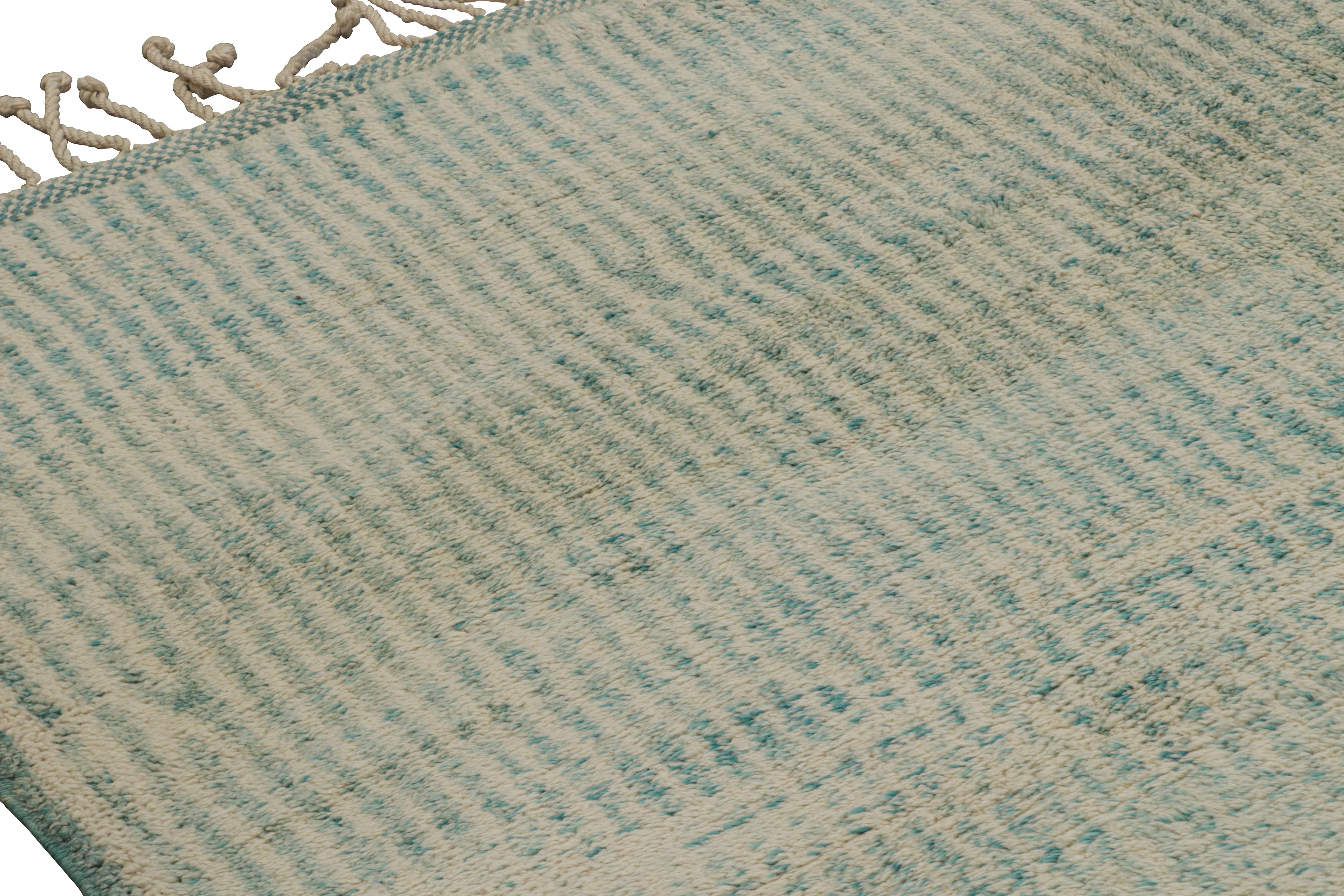 Rug & Kilim's marokkanischer Teppich mit beigefarbenen und hellblauen Streifen in üppigem Flor (Handgeknüpft) im Angebot