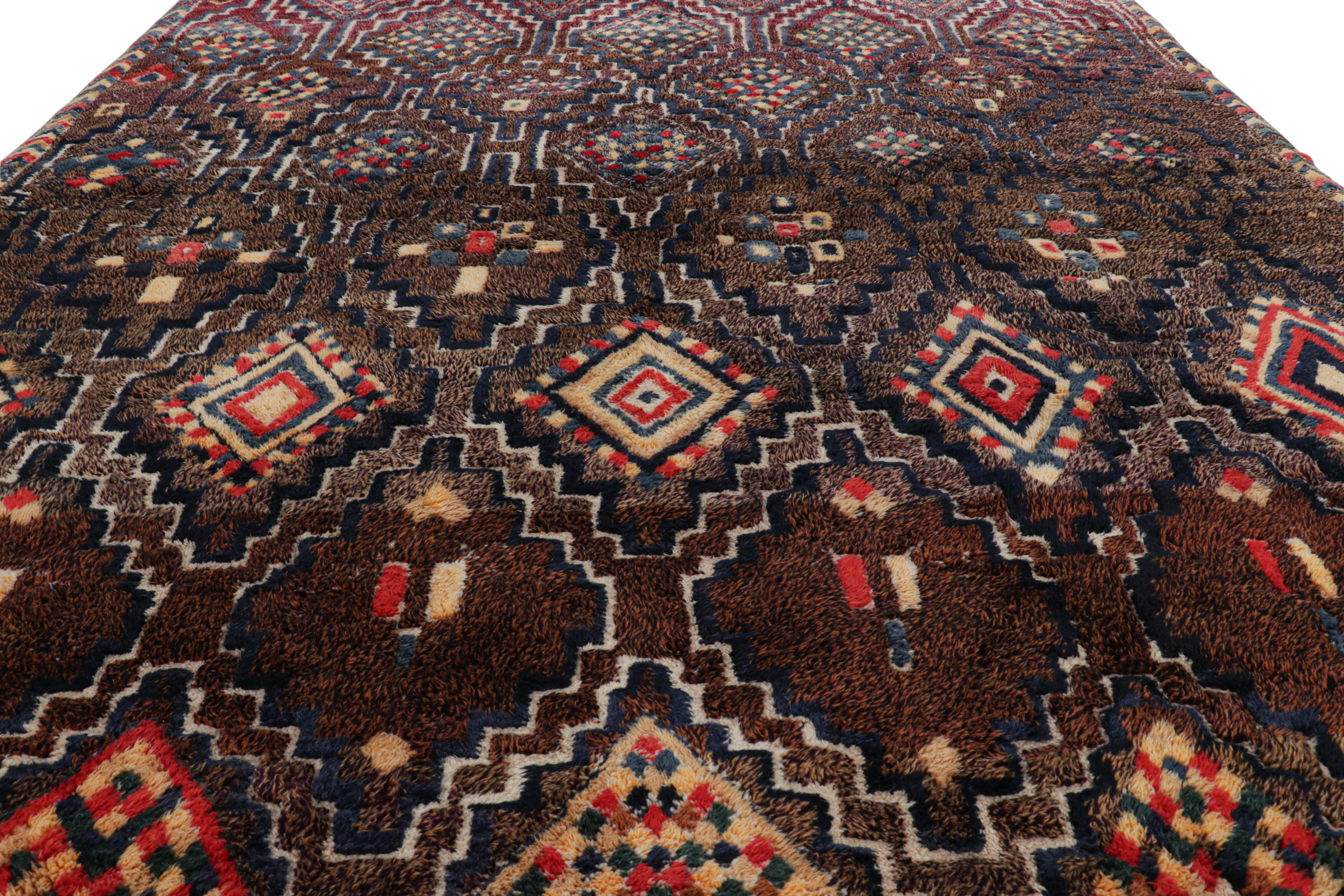 Noué à la main en laine, ce tapis marocain 9x12 est un nouvel ajout à la collection de Rug & Kilim, réalisée par des tisserands tribaux contemporains issus des communautés rurales du Moyen-Atlas. 

Sur le Design : 

Bien que la palette de couleurs