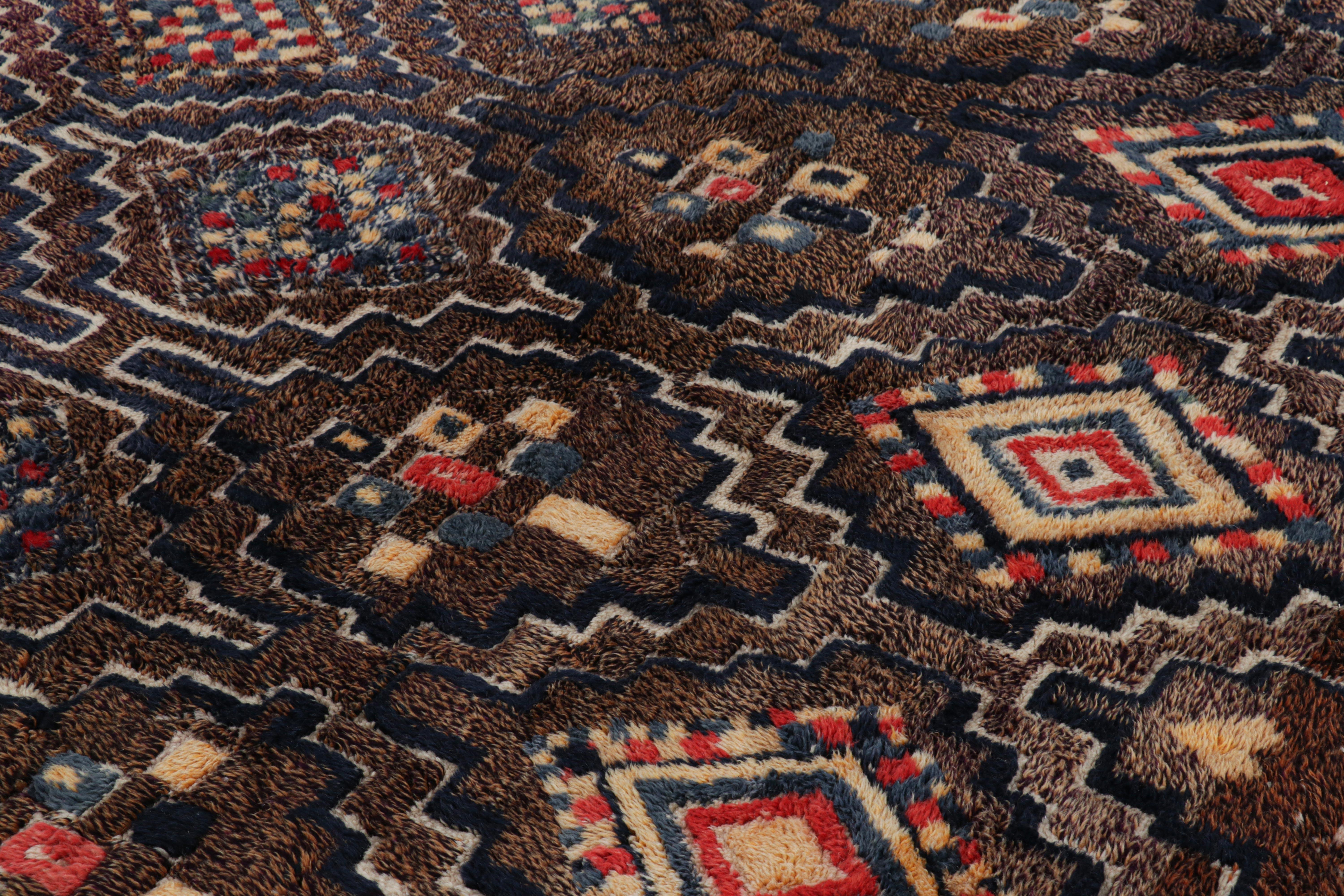 Moderne Tapis marocain de Rug & Kilim avec médaillons et motifs polychromes en forme de diamant en vente