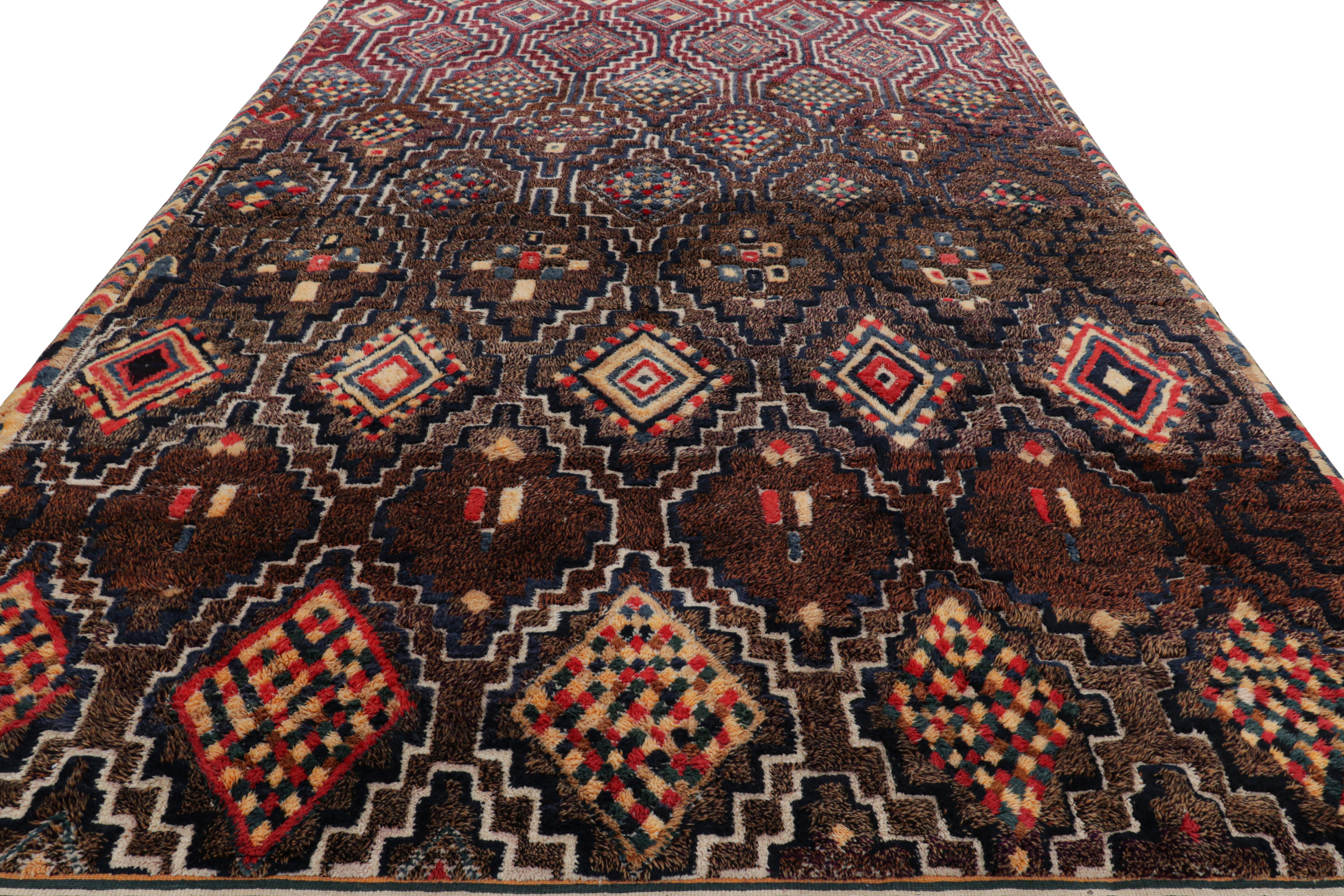 Marocain Tapis marocain de Rug & Kilim avec médaillons et motifs polychromes en forme de diamant en vente