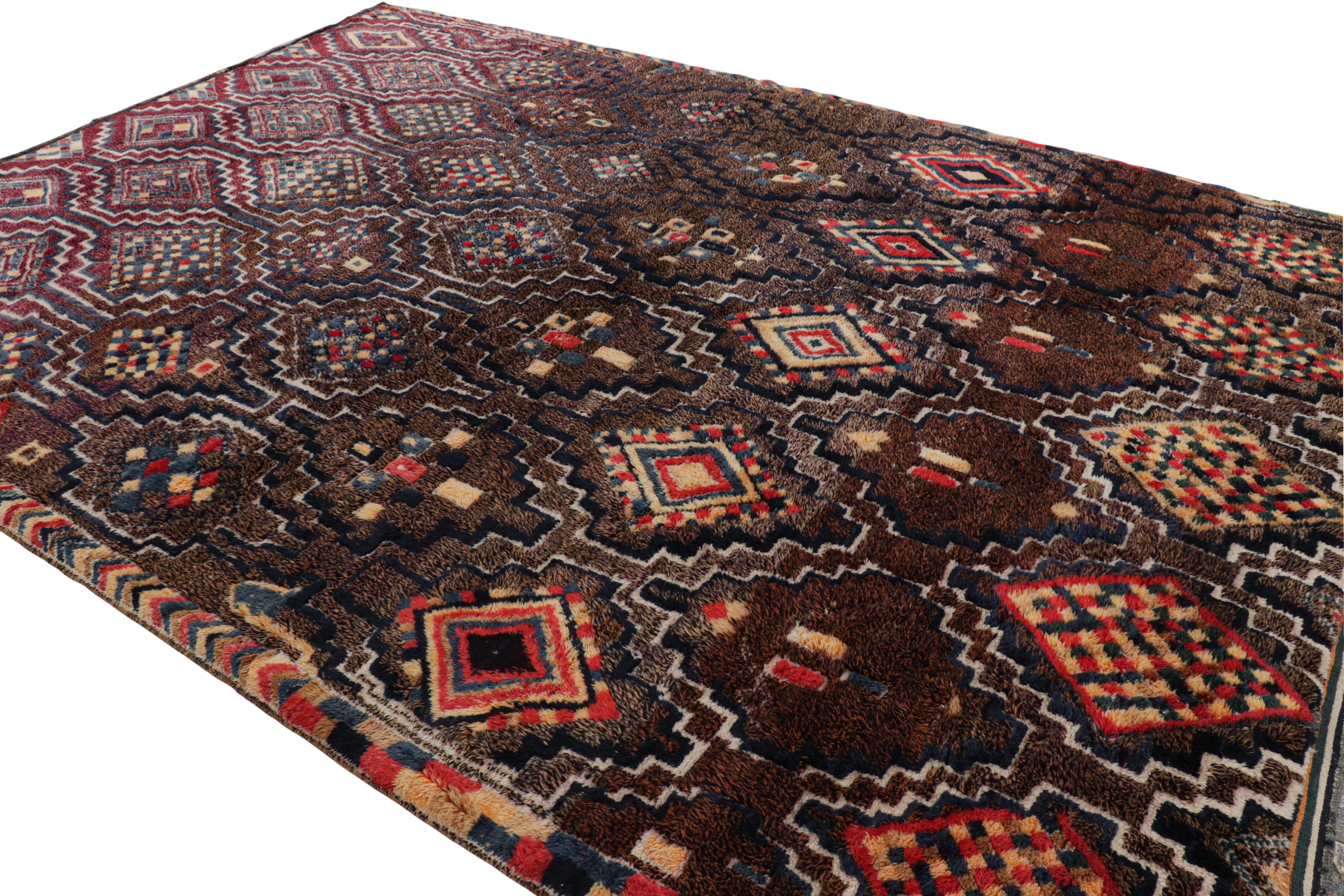 Noué à la main Tapis marocain de Rug & Kilim avec médaillons et motifs polychromes en forme de diamant en vente