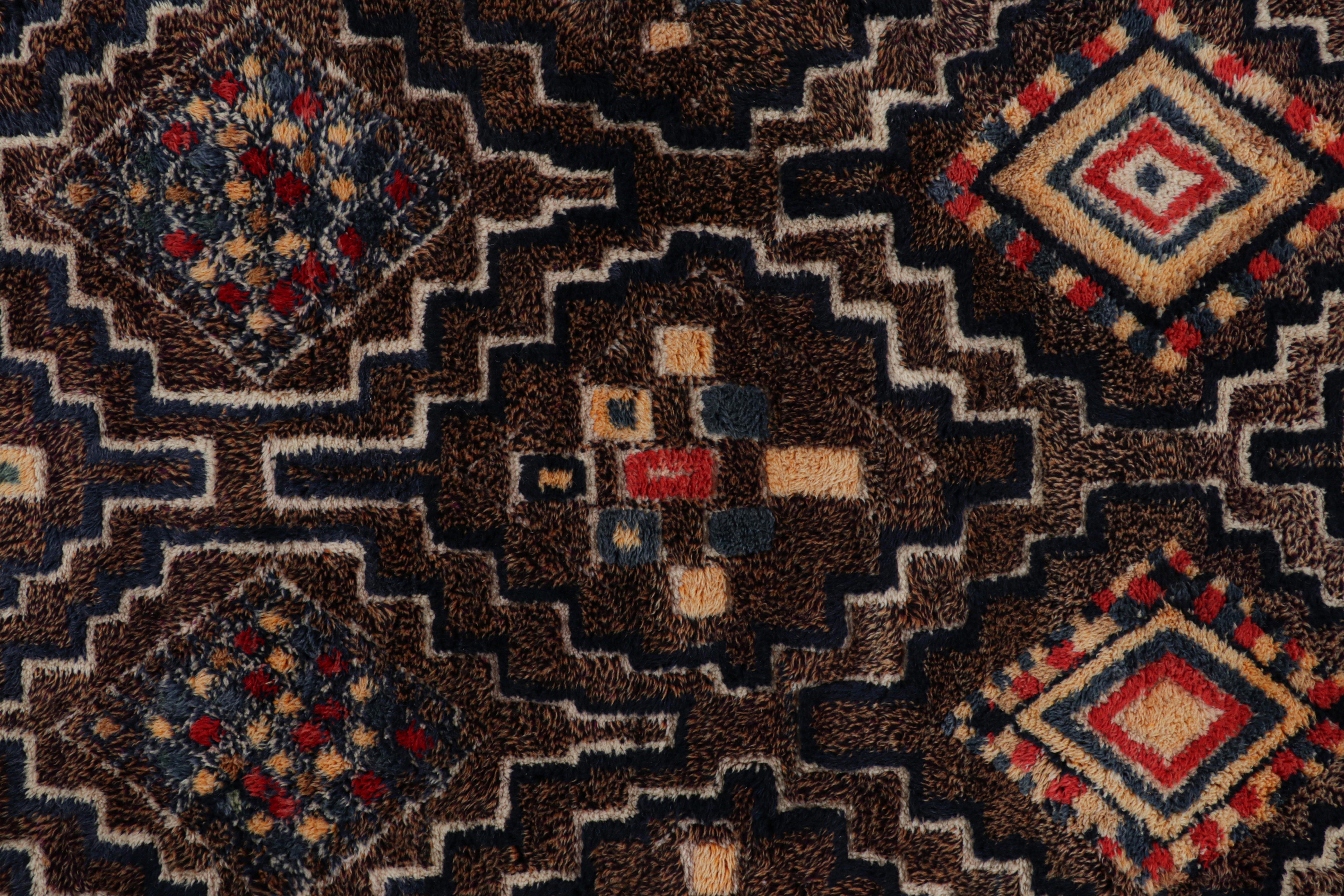 Alfombra marroquí Rug & Kilim con medallones y motivos de rombos policromáticos en Nuevo estado para la venta en Long Island City, NY