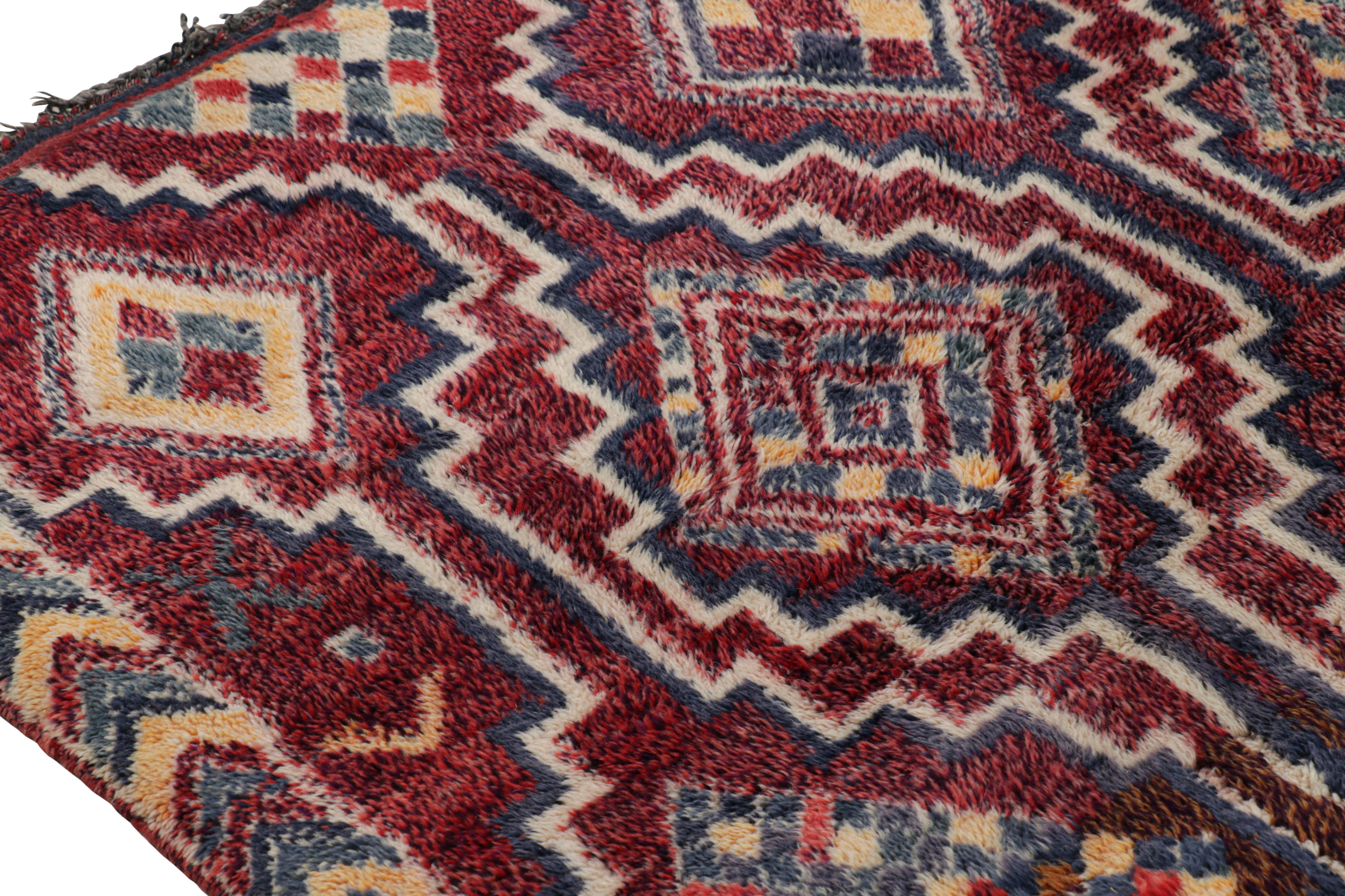 Alfombra marroquí Rug & Kilim con medallones y motivos de rombos policromáticos Siglo XXI y contemporáneo en venta