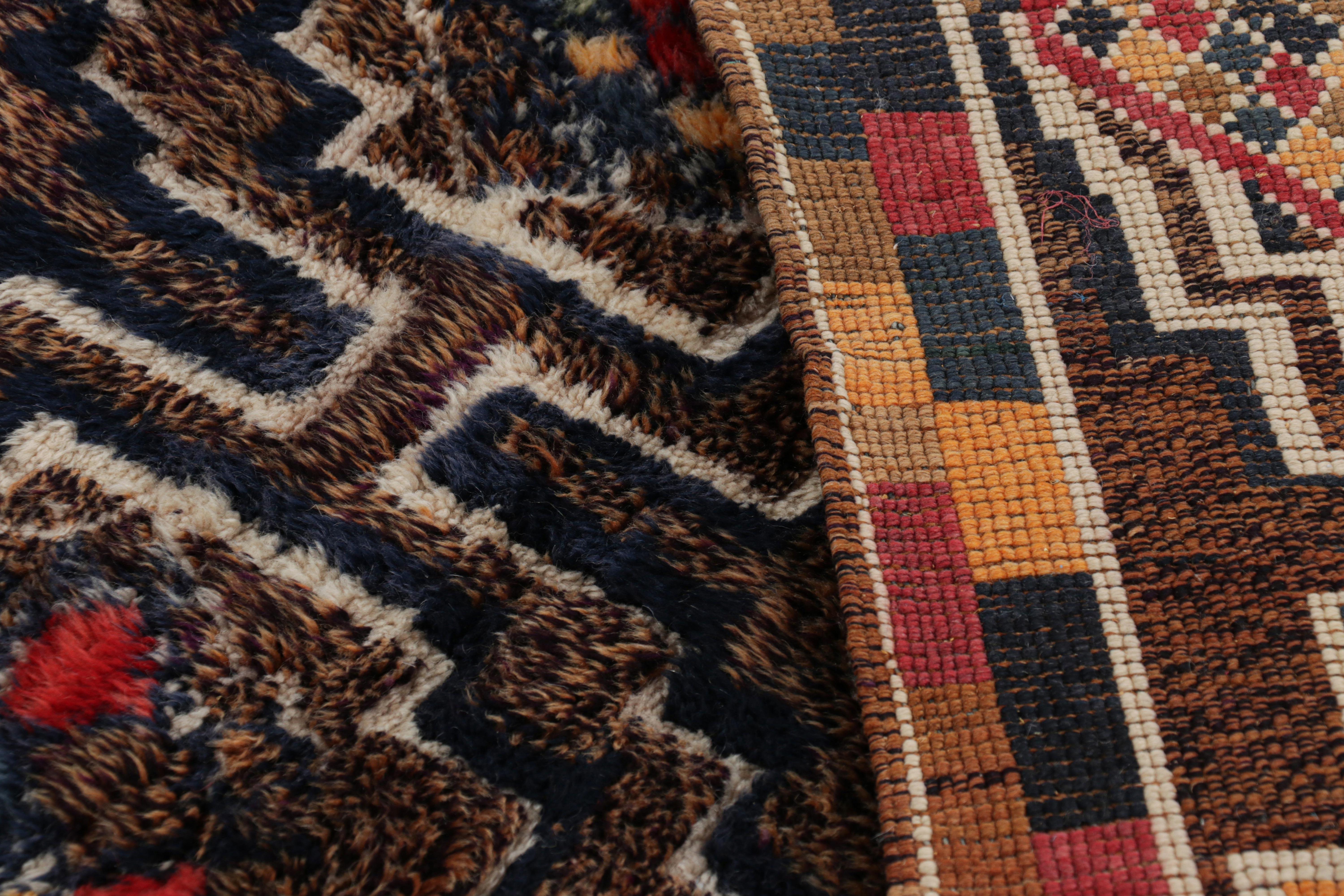 Laine Tapis marocain de Rug & Kilim avec médaillons et motifs polychromes en forme de diamant en vente