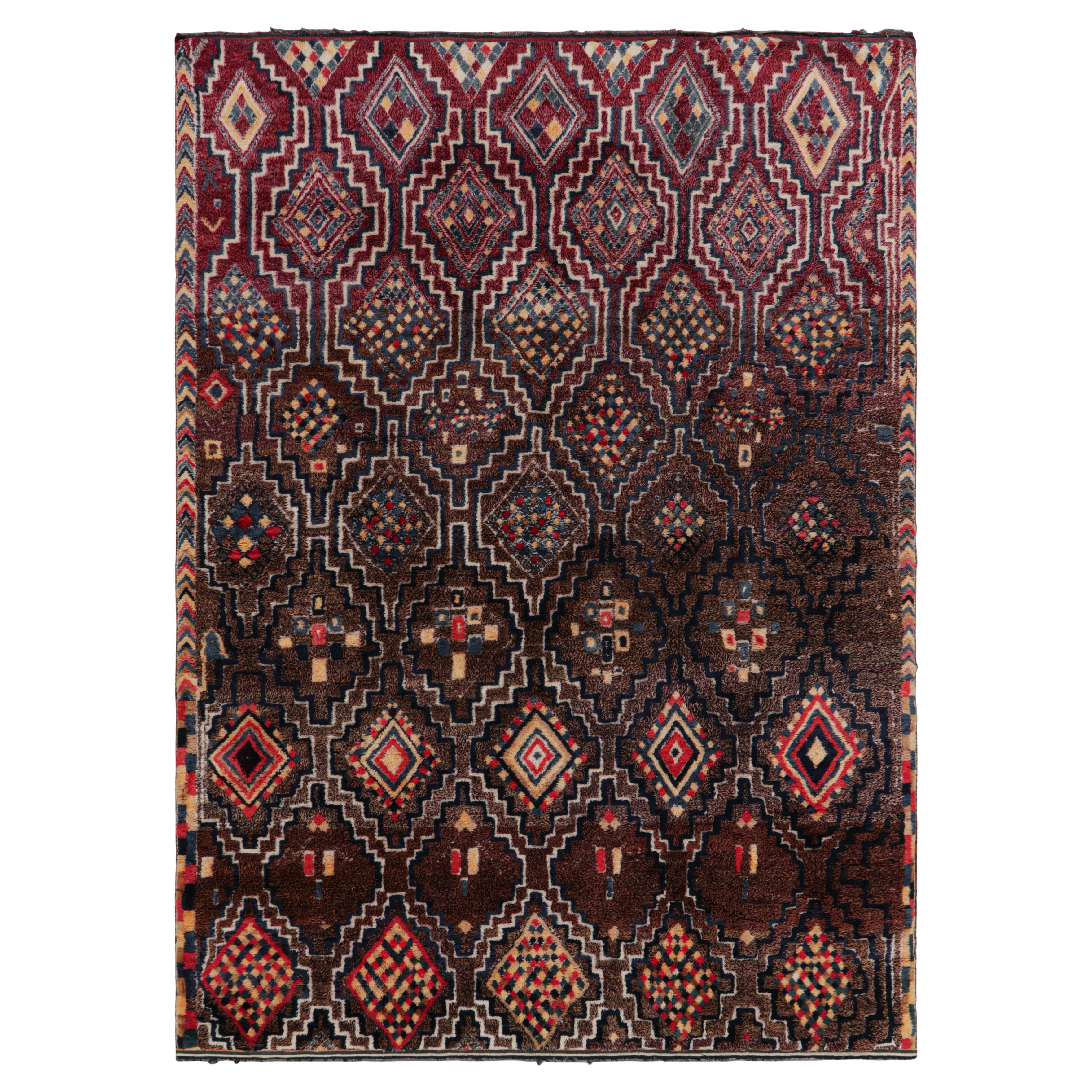 Tapis marocain de Rug & Kilim avec médaillons et motifs polychromes en forme de diamant