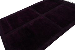 Alfombra marroquí Rug & Kilim con dibujo geométrico morado en textura alta-baja