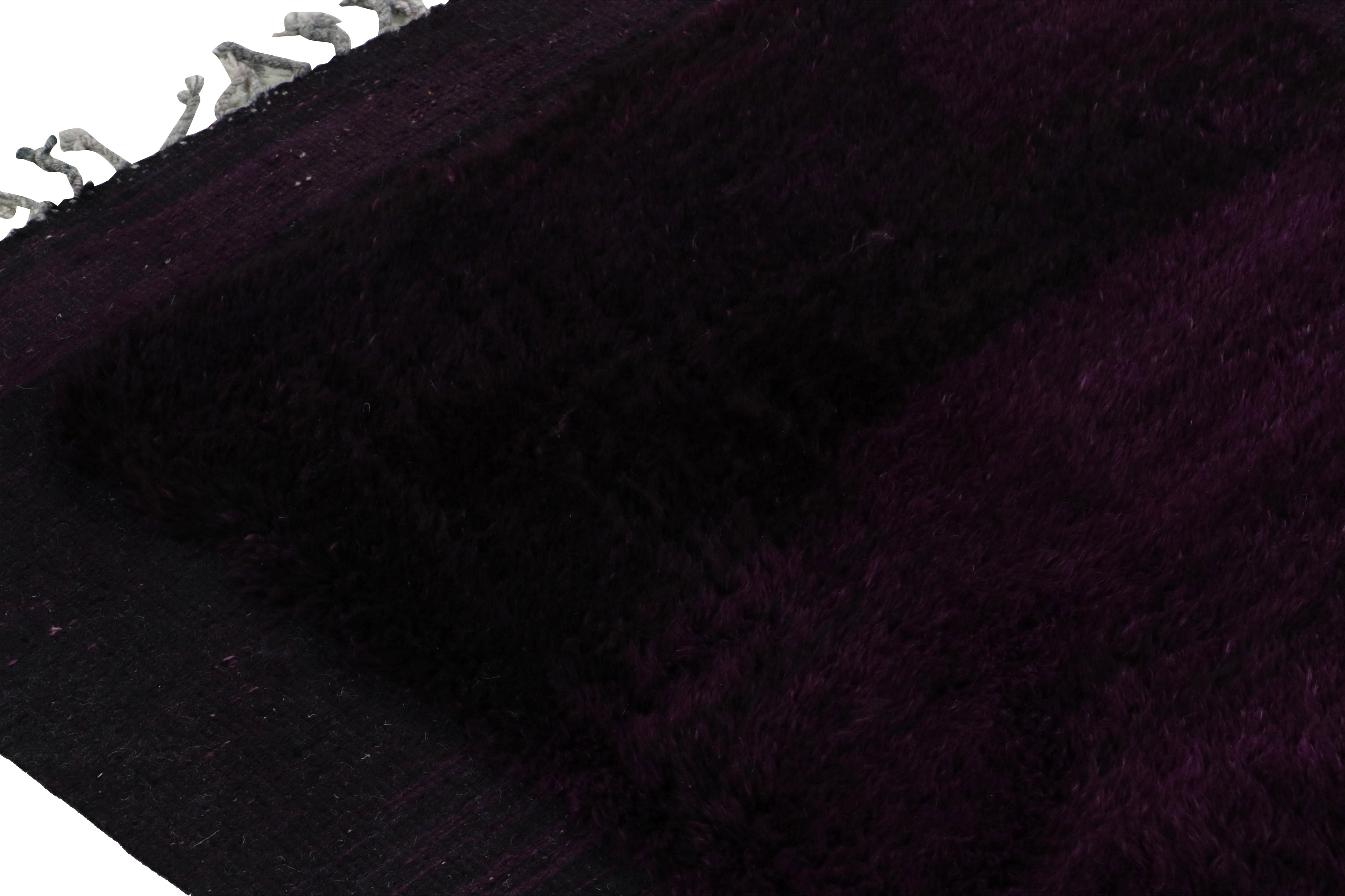 Marokkanischer Teppich von Rug & Kilim mit lilafarbenem, geometrischem Muster in Hoch-Tief-Struktur im Zustand „Neu“ im Angebot in Long Island City, NY