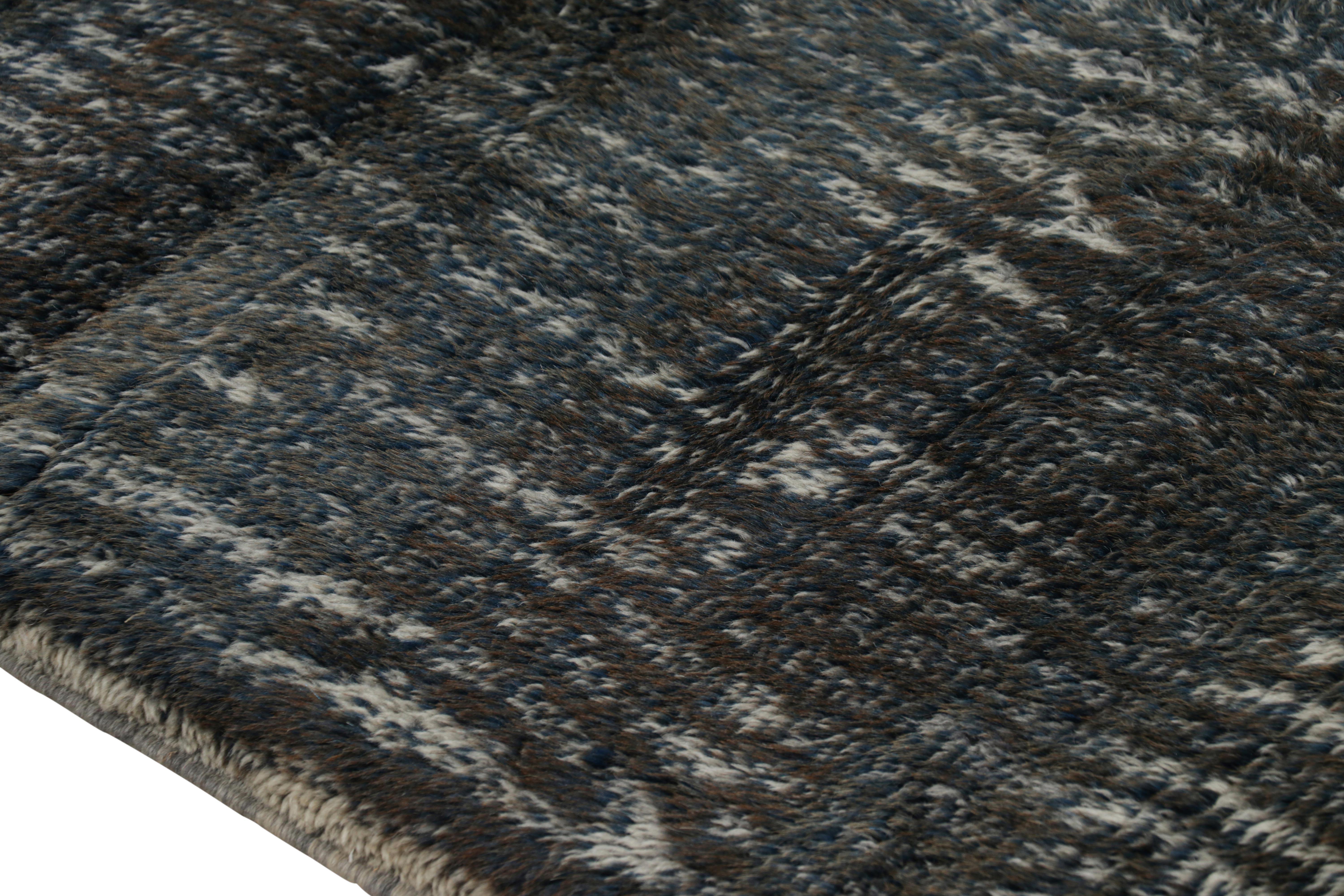 Moderno Rug & Kilim è un tappeto marocchino a strisce blu, grigie e nere. in vendita