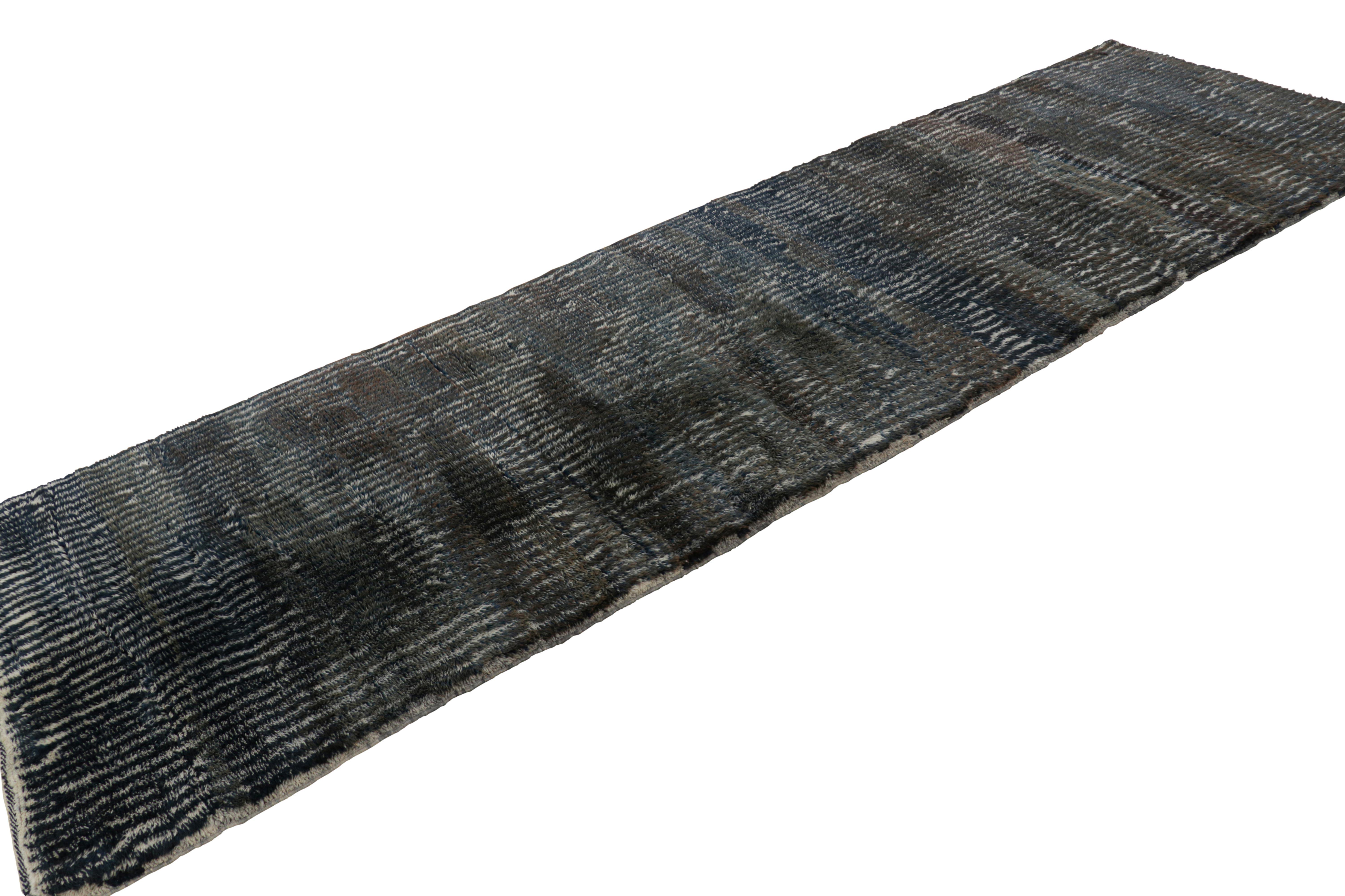 Annodato a mano Rug & Kilim è un tappeto marocchino a strisce blu, grigie e nere. in vendita