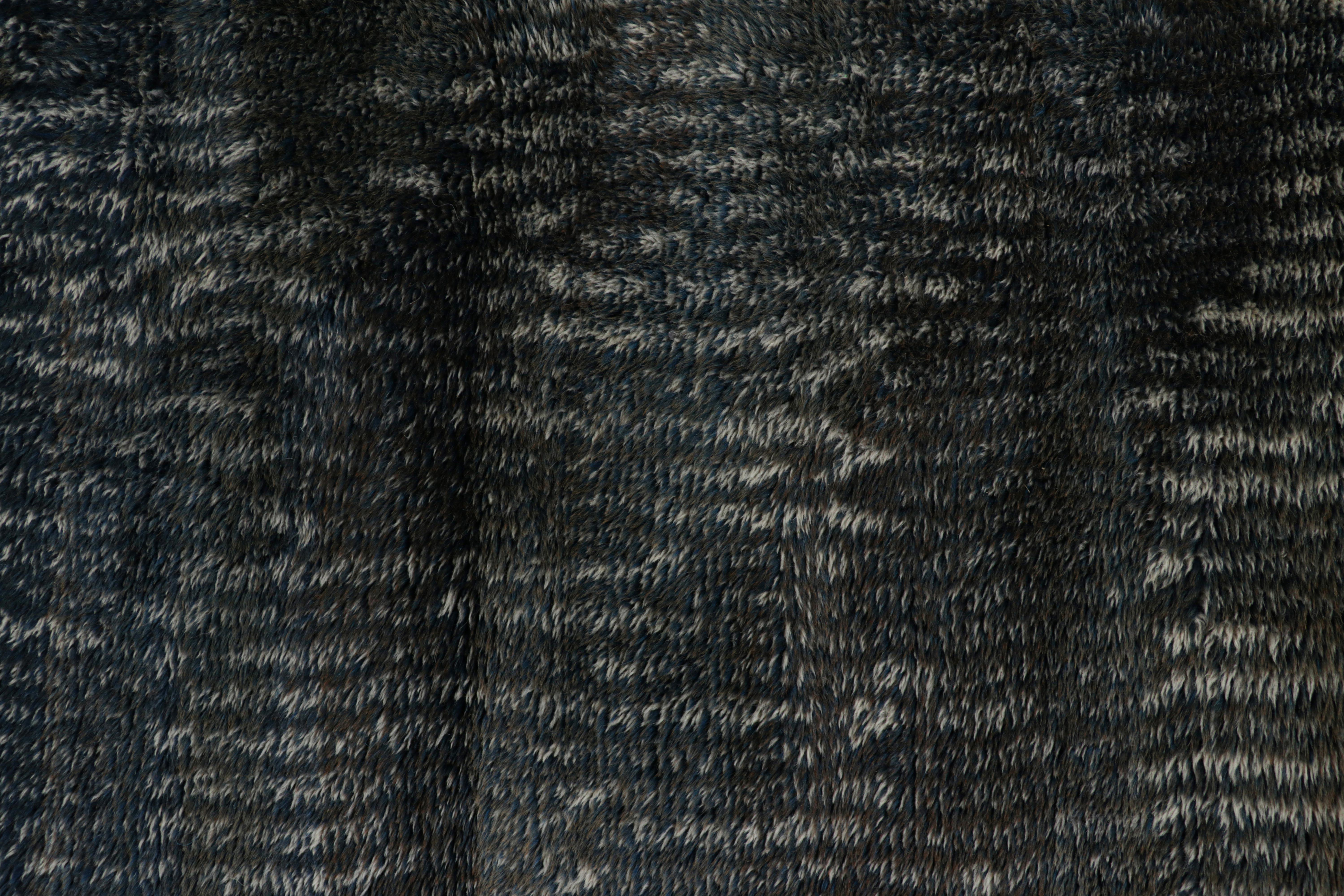 XXI secolo e contemporaneo Rug & Kilim è un tappeto marocchino a strisce blu, grigie e nere. in vendita