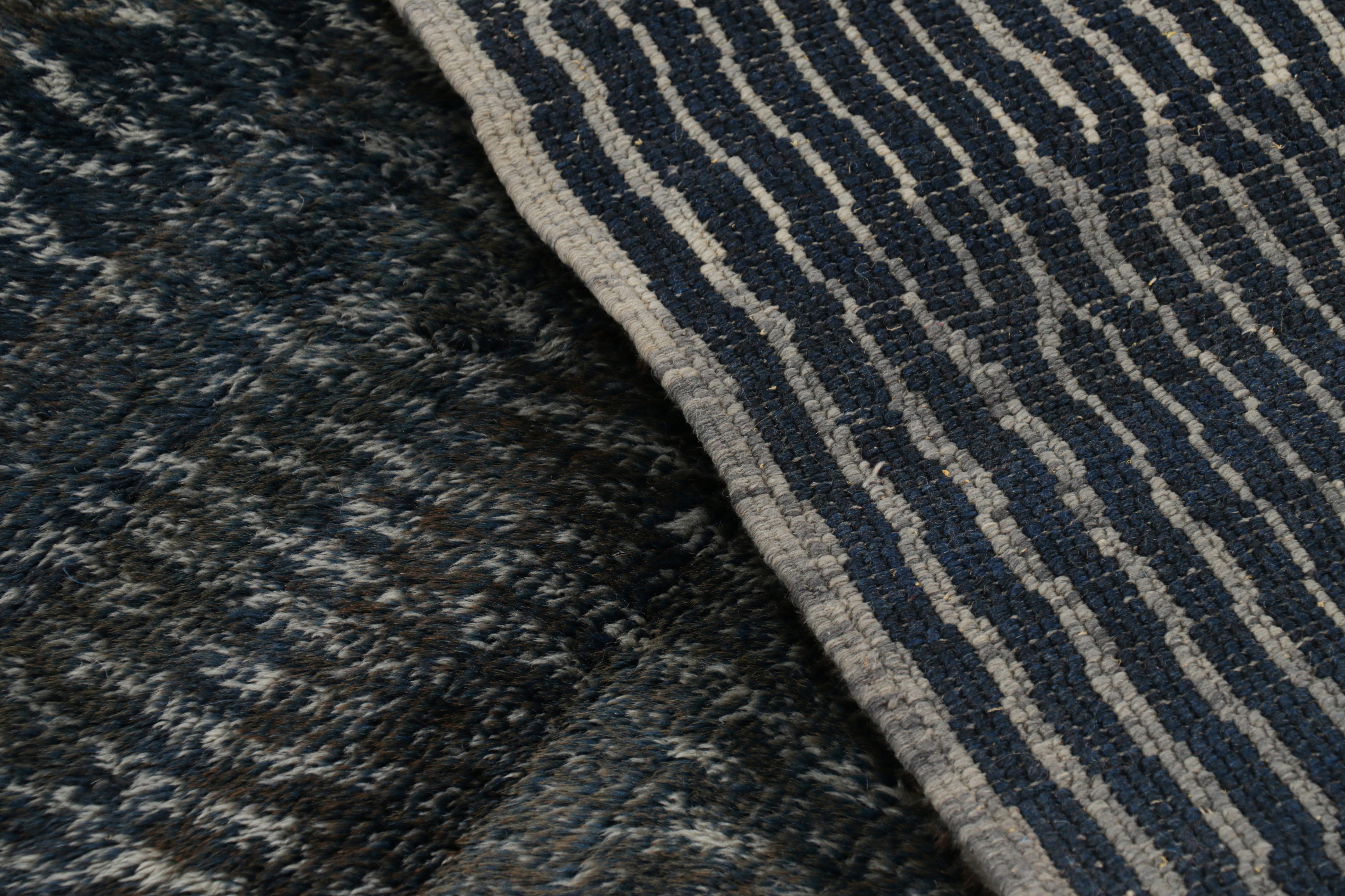 Lana Rug & Kilim è un tappeto marocchino a strisce blu, grigie e nere. in vendita