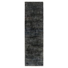 Tapis de course marocain de Rug & Kilim en bleu grisaille, rayures grises et noires