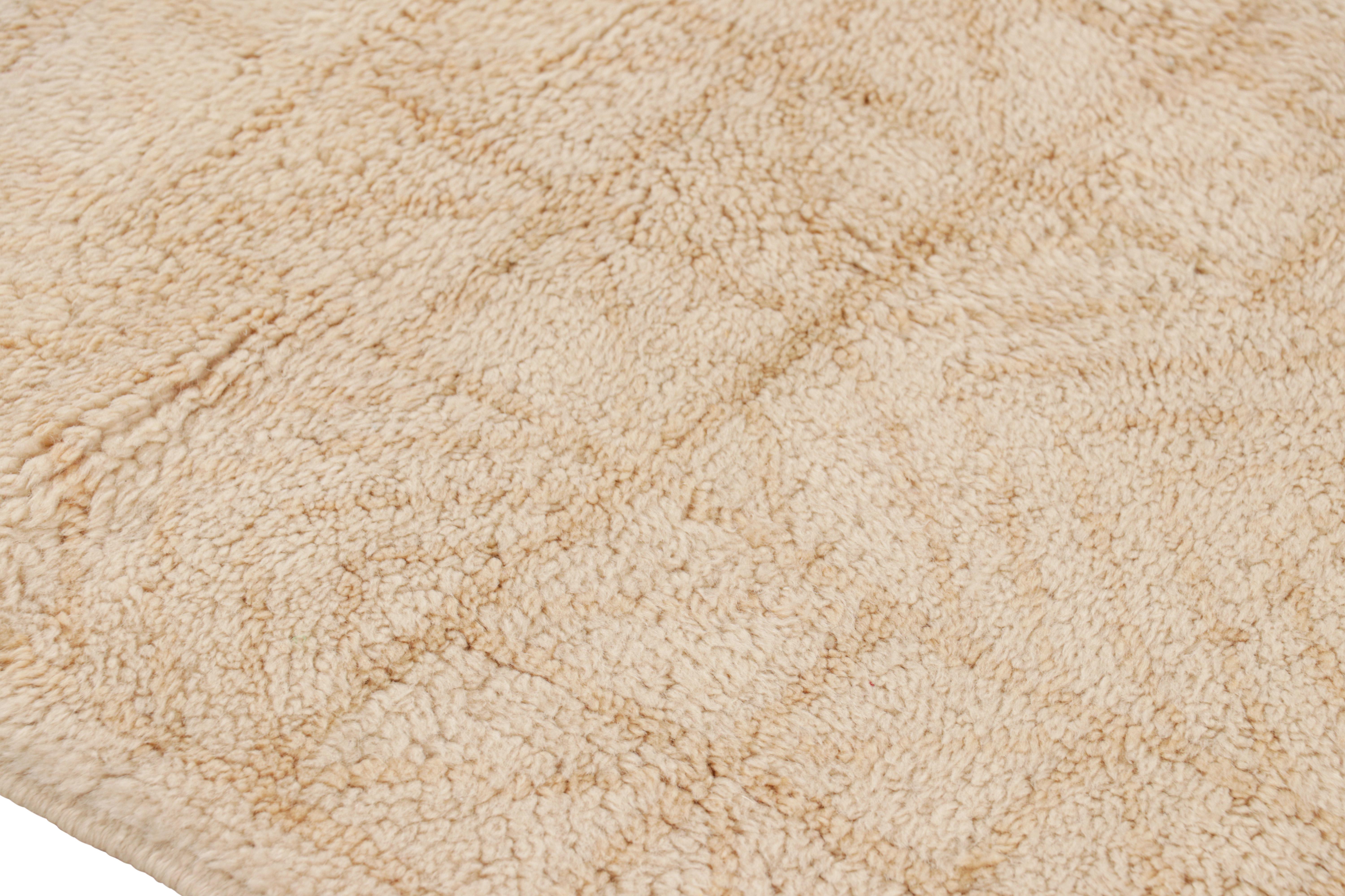 Rug & Kilim's Marokkanischer Quadratischer Teppich mit Beige-Braunen Geometrischen Mustern (Moderne) im Angebot