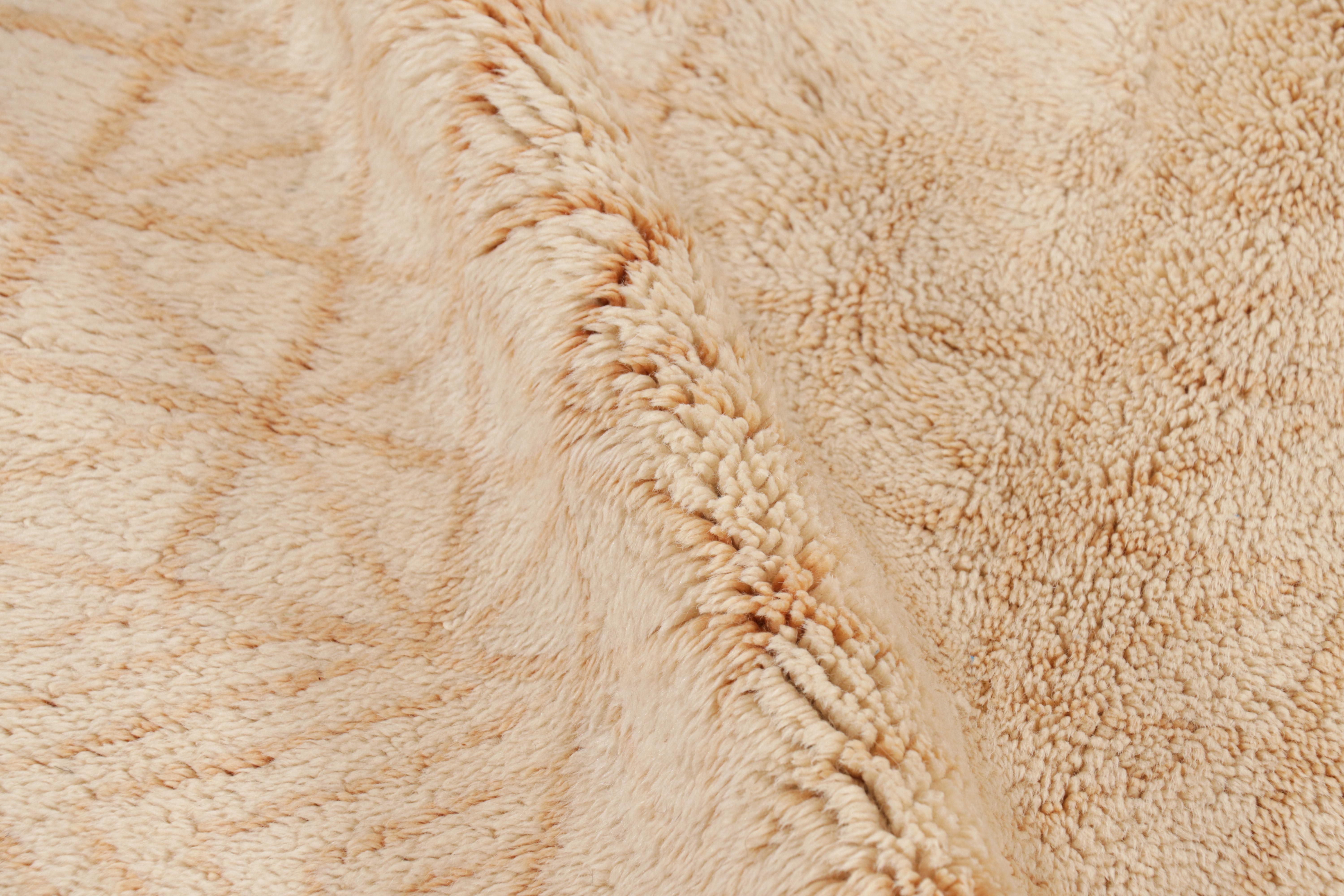 Rug & Kilim's Marokkanischer Quadratischer Teppich mit Beige-Braunen Geometrischen Mustern (21. Jahrhundert und zeitgenössisch) im Angebot