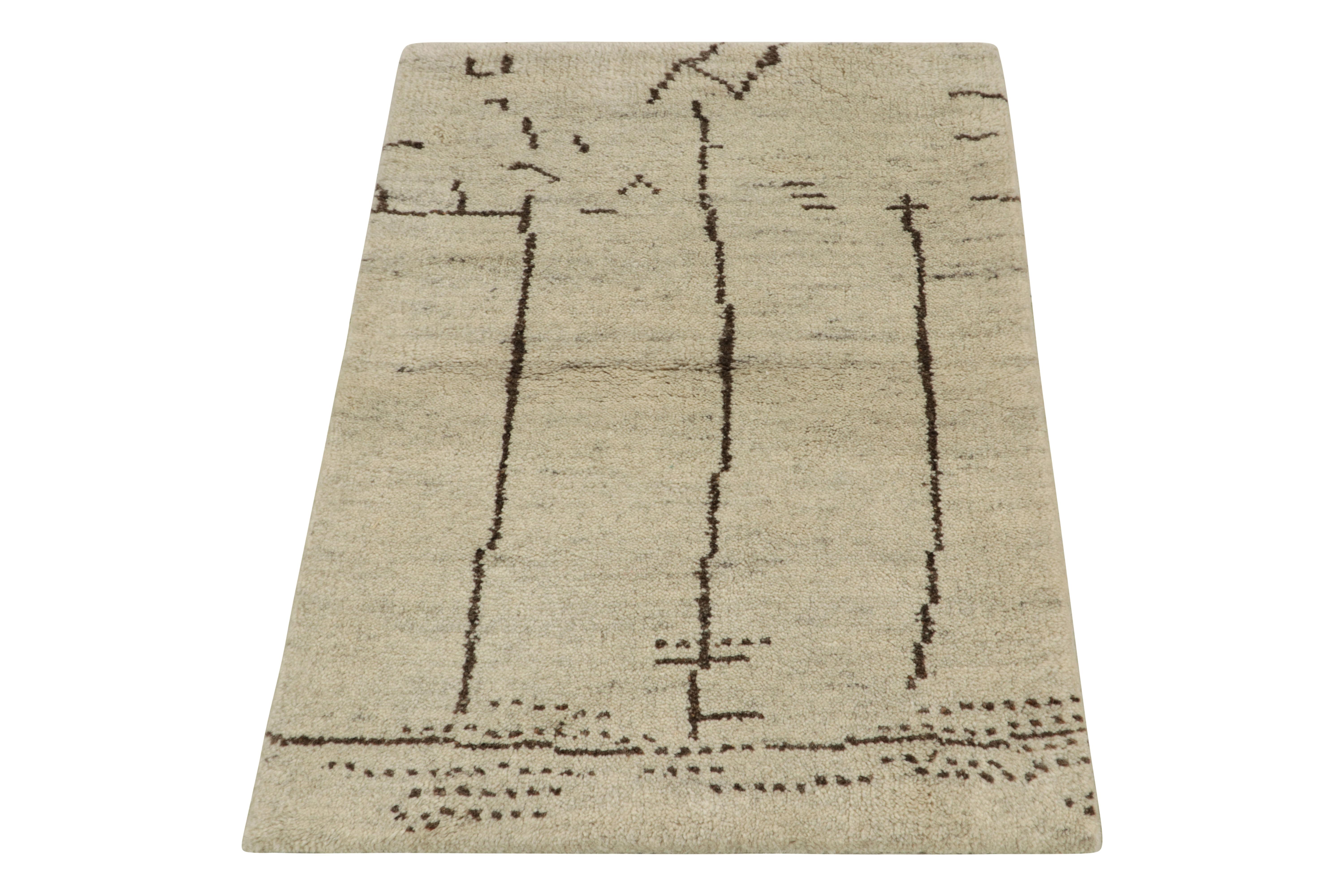 Noué à la main en laine, un rendu de 2x3 inspiré du style marocain qui illustre l'approche de Rug & Kilim en matière d'esthétique contemporaine. L'attrait subtil du tapis provient d'un design géométrique minimal jouant confortablement avec l'espace