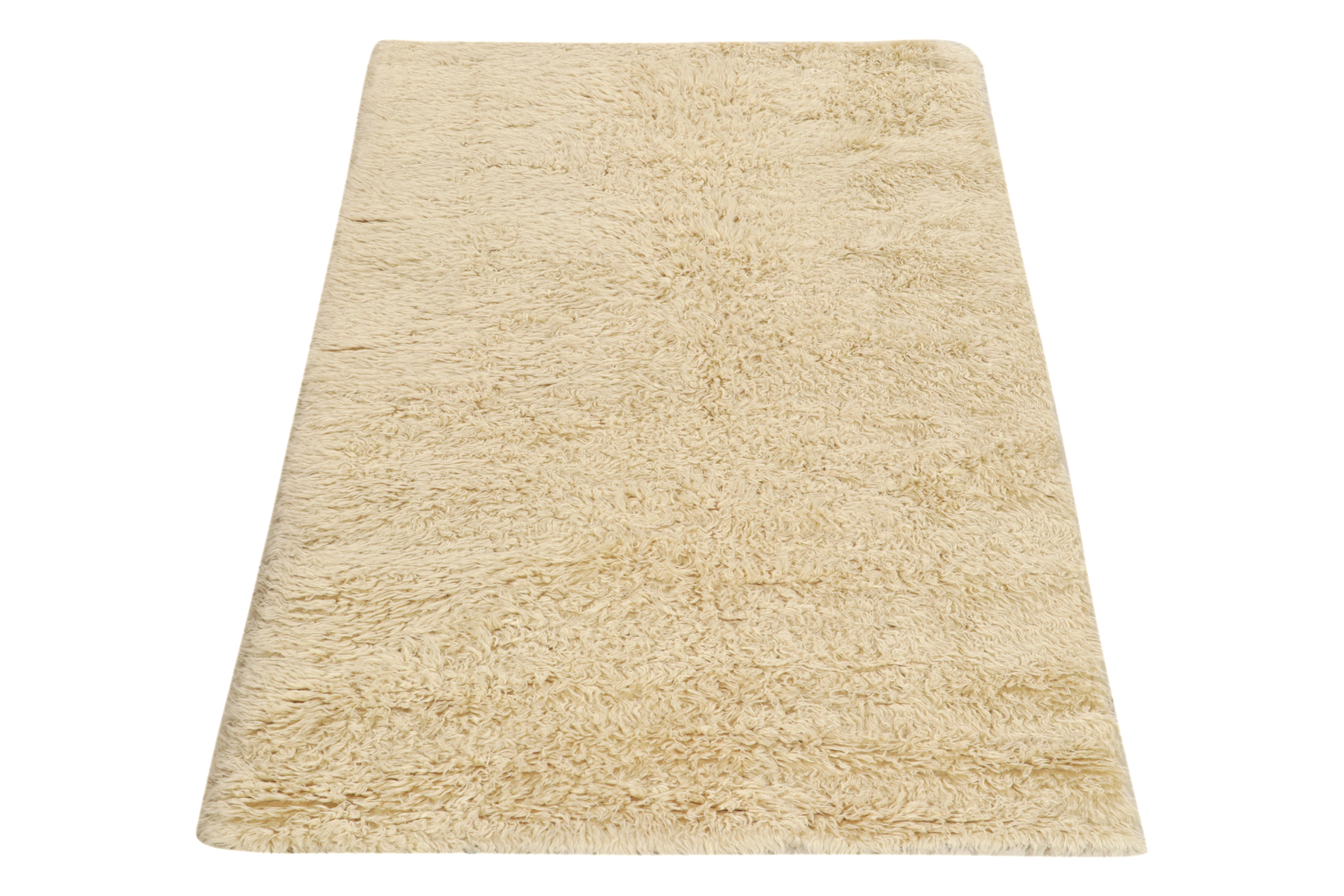 Dalle collezioni moderne di Rug & Kilim, questo pezzo 4x6 è un'ode allo stile e all'artigianato dei tappeti marocchini. Annodato a mano in lana, questo pezzo contemporaneo è caratterizzato da un seducente vello shag di colore bianco e beige, che