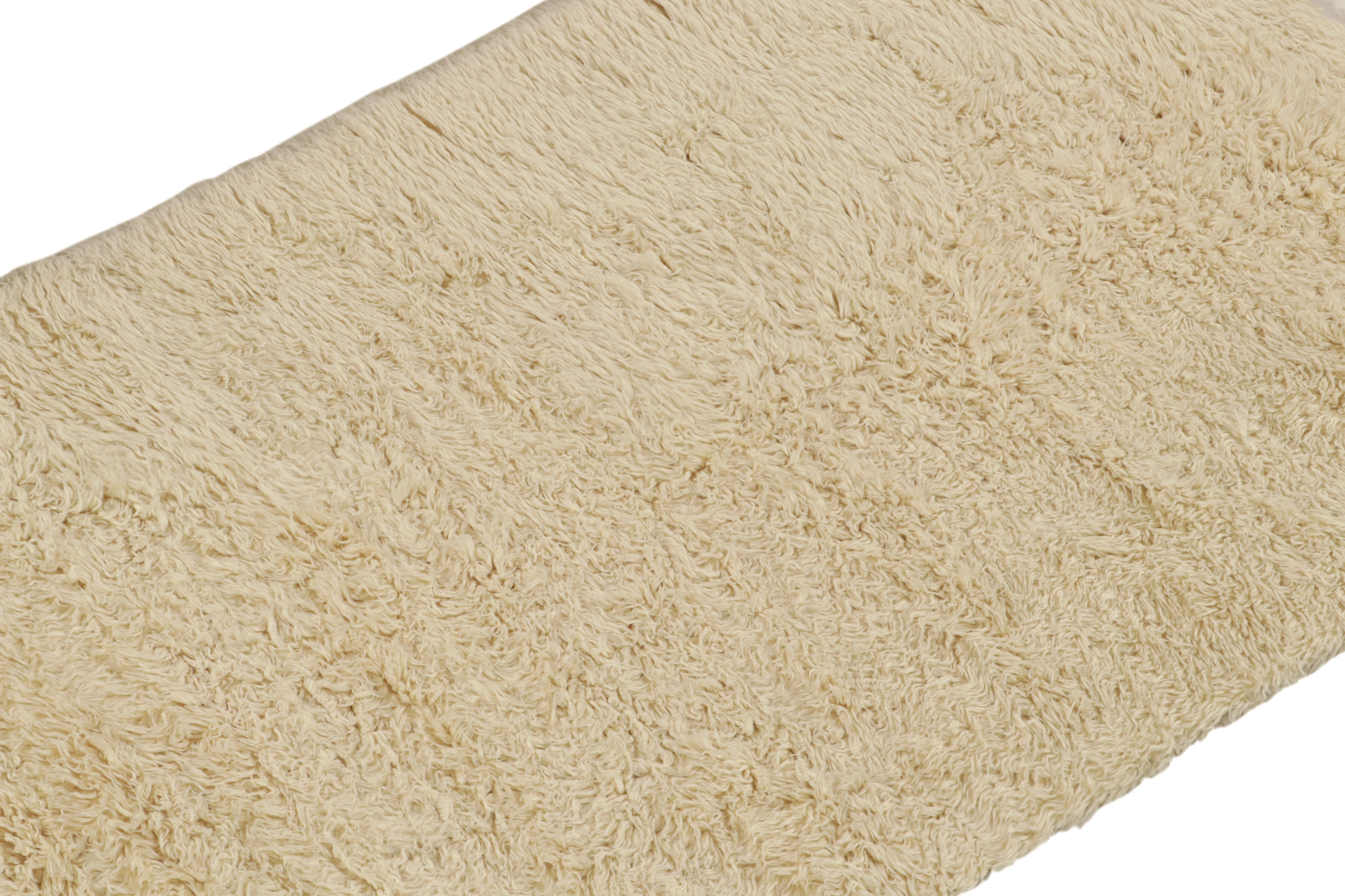 Turco Rug & Kilim è un tappeto contemporaneo in stile marocchino con vello solido bianco sporco. in vendita