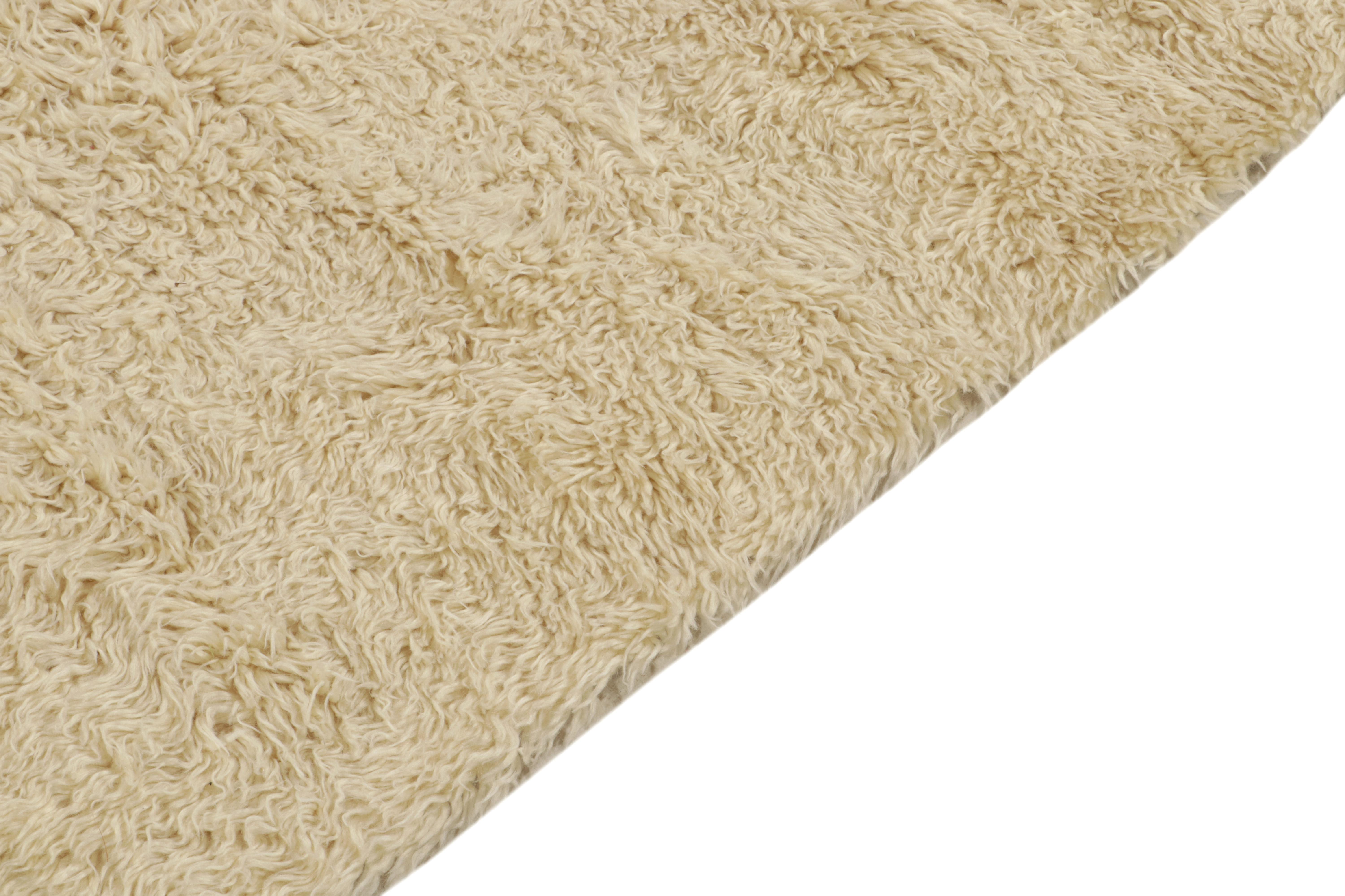 Annodato a mano Rug & Kilim è un tappeto contemporaneo in stile marocchino con vello solido bianco sporco. in vendita