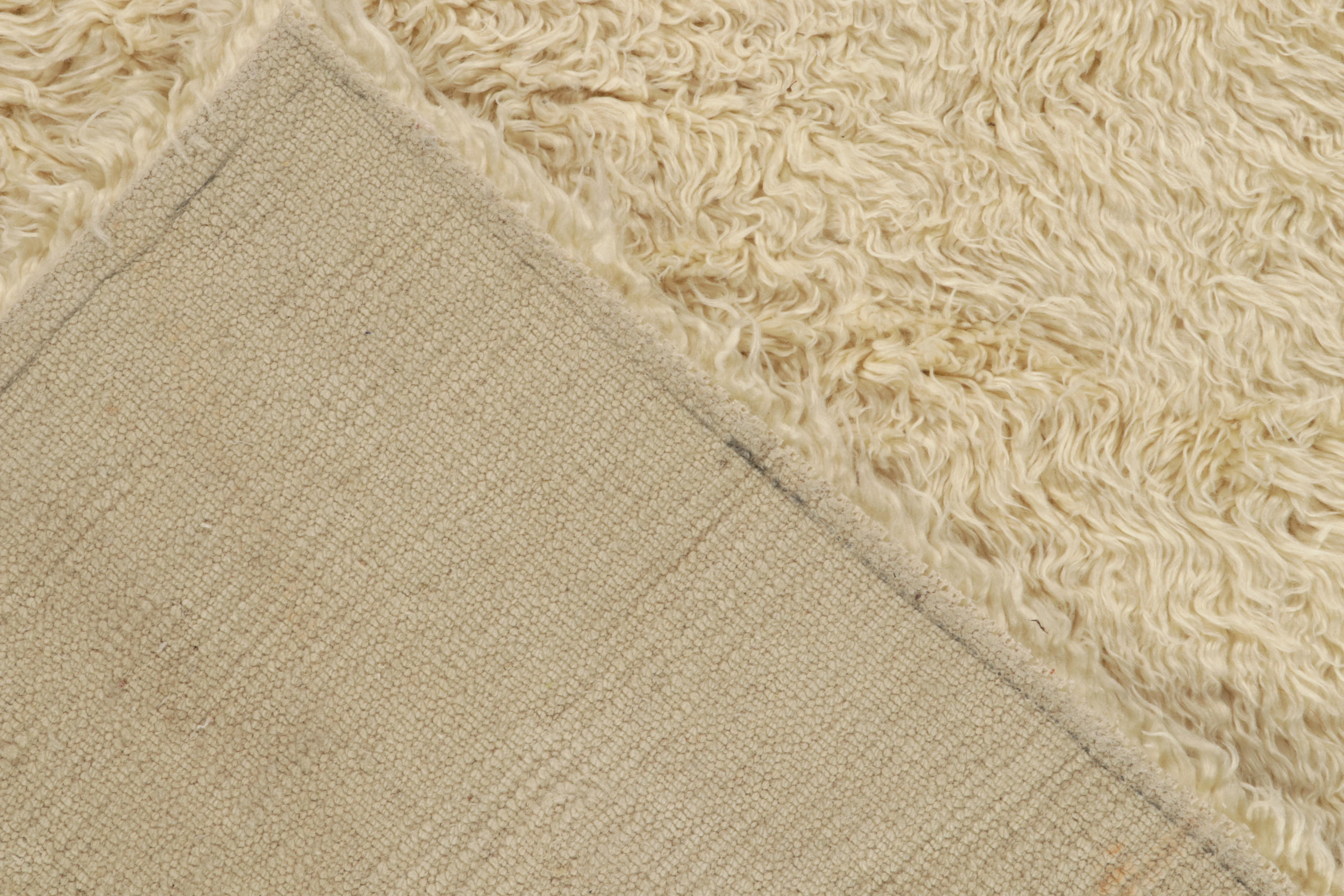 Rug & Kilim è un tappeto contemporaneo in stile marocchino con vello solido bianco sporco. In condizioni Nuovo in vendita a Long Island City, NY