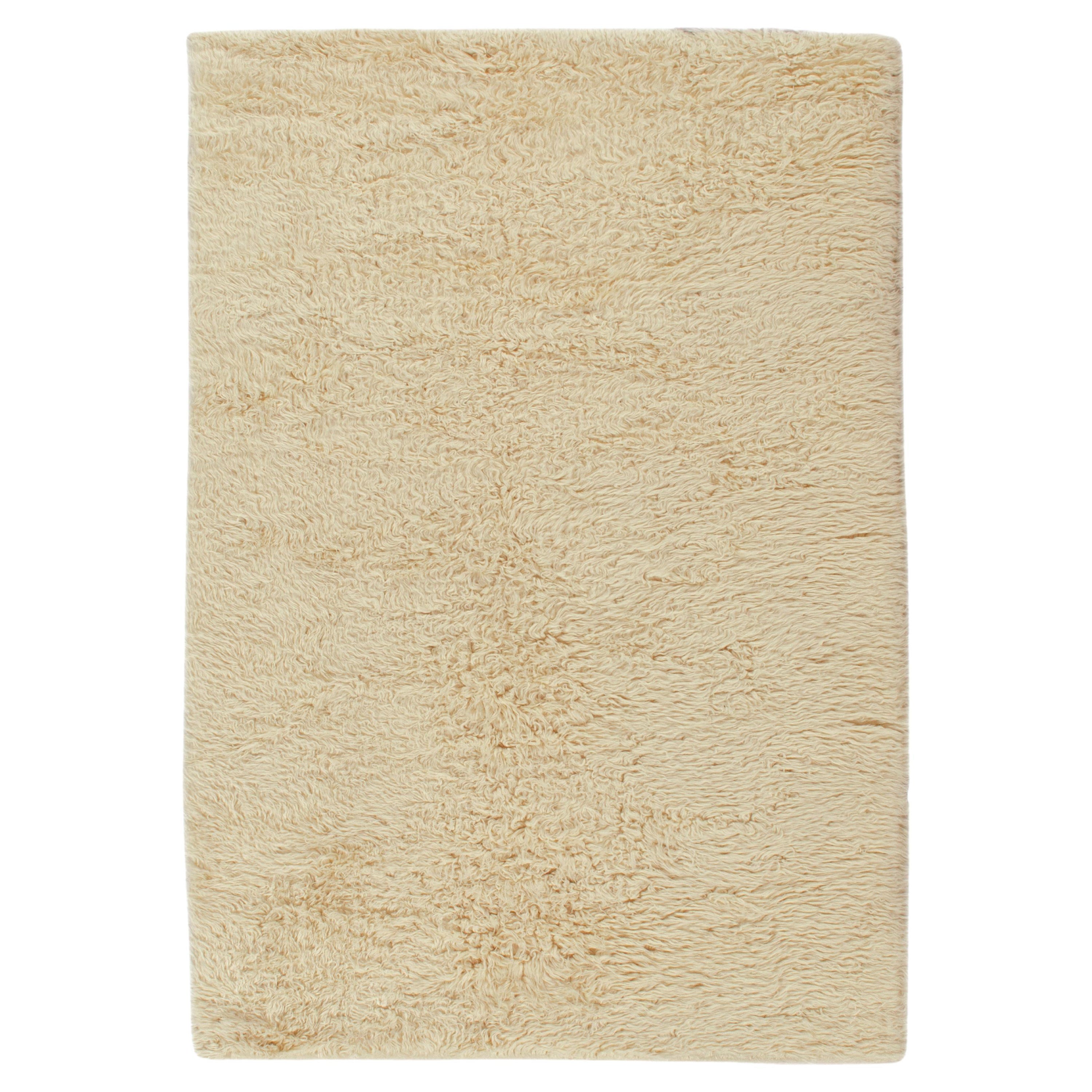 Rug & Kilim's Moroccan Style Contemporary Rug in Solid Off-White Shag Pile (tapis contemporain de style marocain en poils solides de couleur blanc cassé)