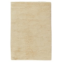 Rug & Kilim's Moroccan Style Contemporary Rug in Solid Off-White Shag Pile (tapis contemporain de style marocain en poils solides de couleur blanc cassé)