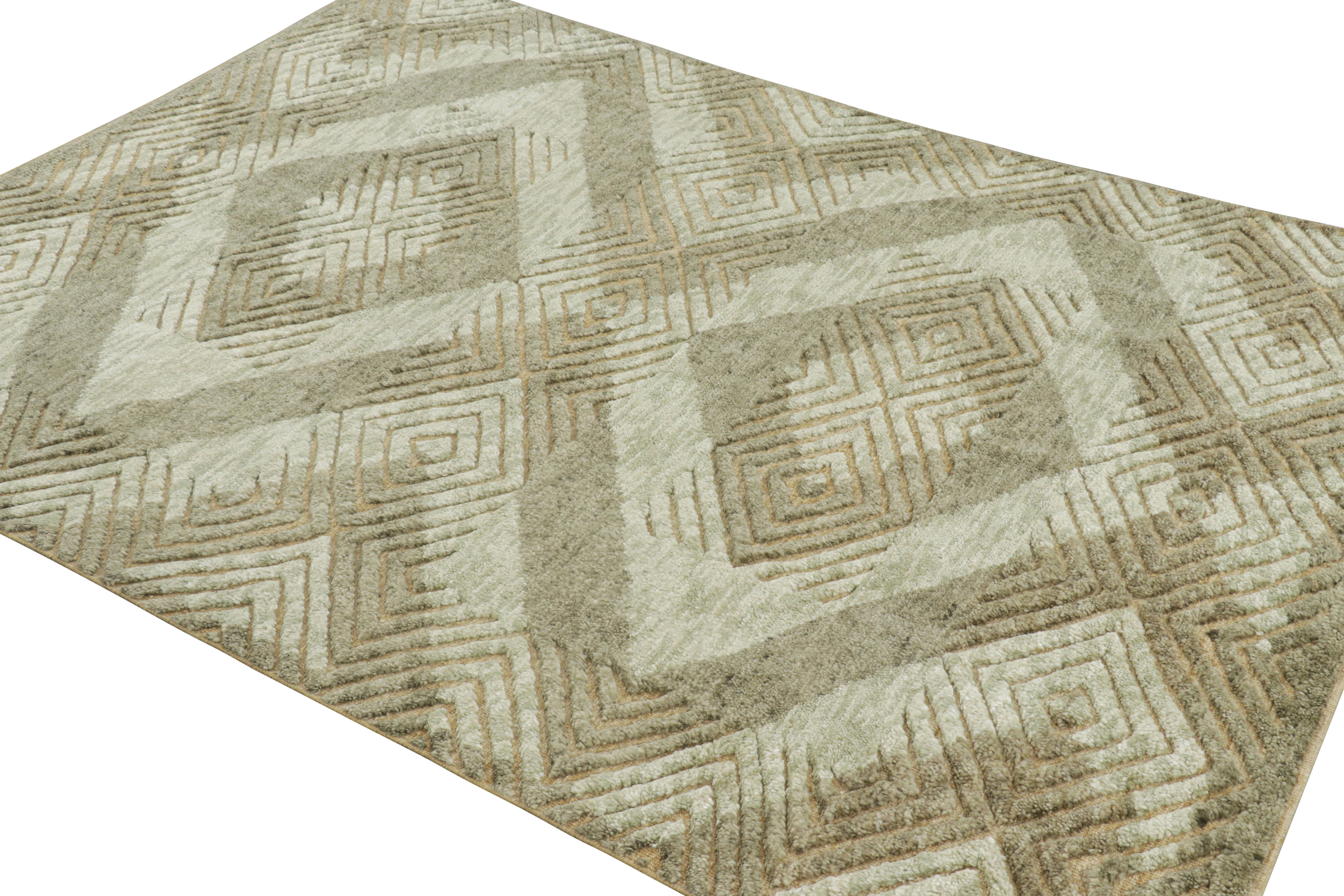 Annodato a mano Tappeto personalizzato in stile marocchino di Rug & Kilim con motivi geometrici beige in vendita