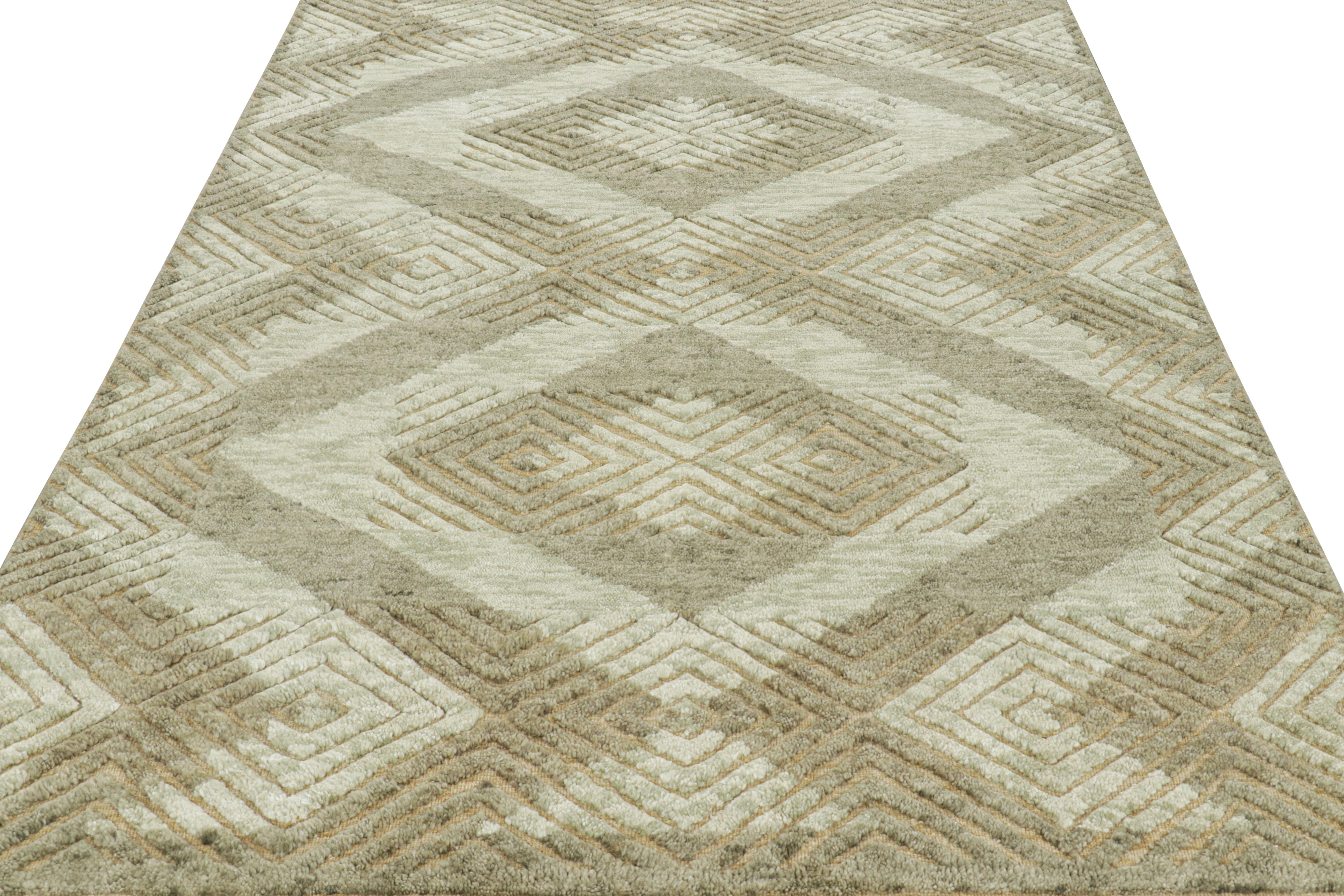 Tappeto personalizzato in stile marocchino di Rug & Kilim con motivi geometrici beige In condizioni Nuovo in vendita a Long Island City, NY