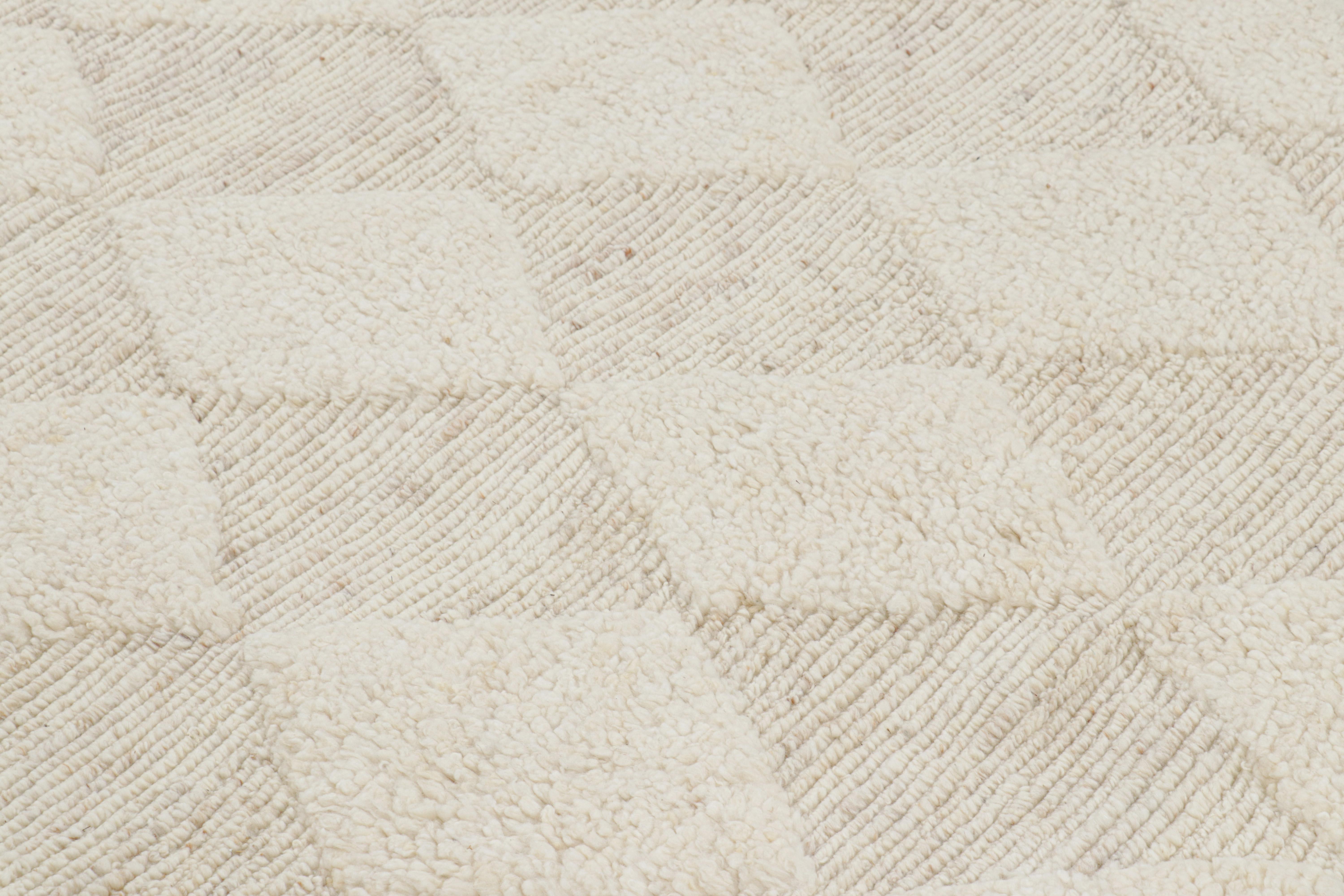 Noué à la main dans un luxueux mélange de laine et de soie, ce tapis 9x12 présente une texture haute et basse associée à des motifs géométriques, ce qui en fait un nouvel ajout passionnant à notre collection marocaine. 

Sur le Design :

Ces photos