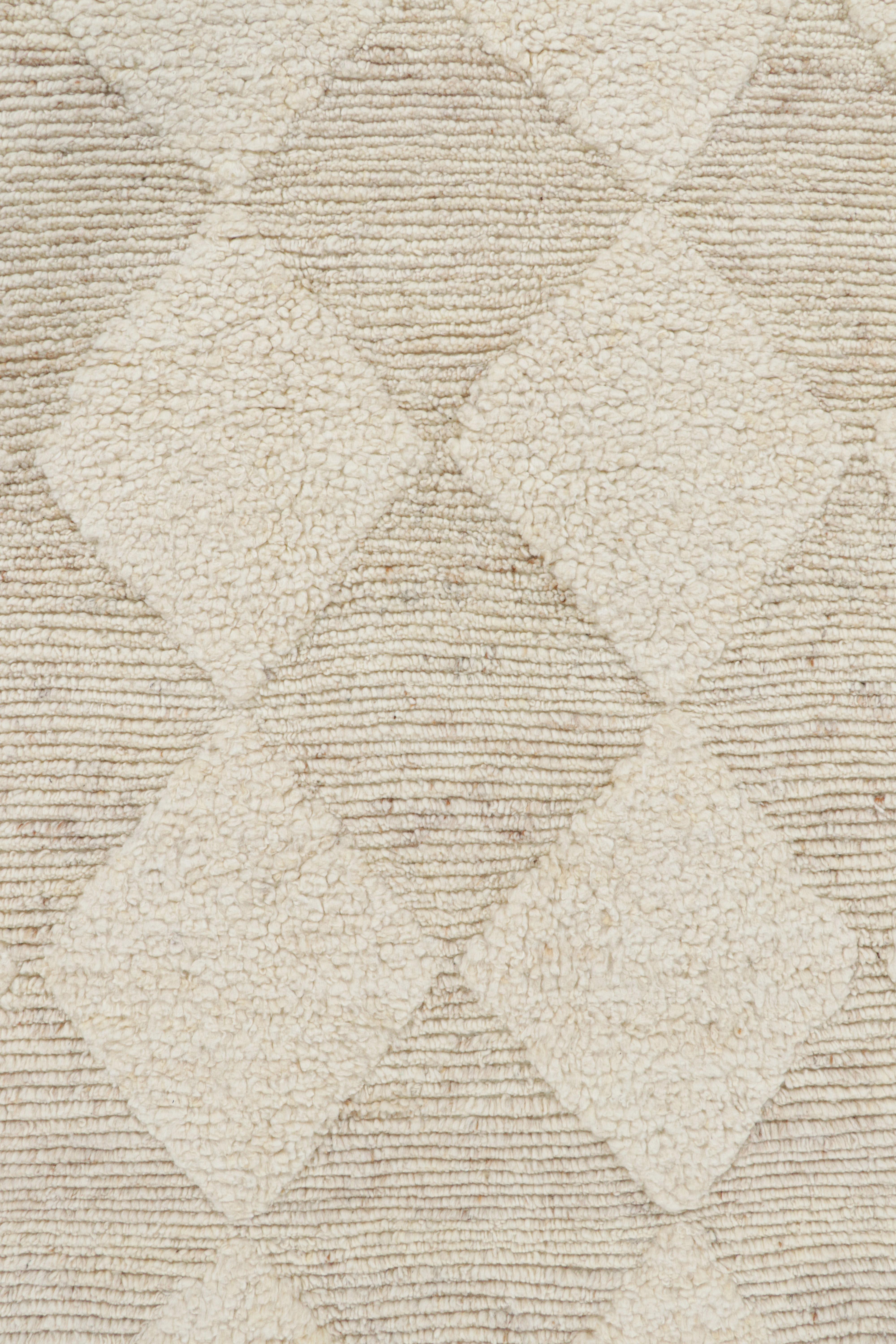 Indien Rug & Kilim's Moroccan Style Custom Rug Design with White Diamond Patterns (tapis sur mesure de style marocain avec des motifs de diamants blancs) en vente