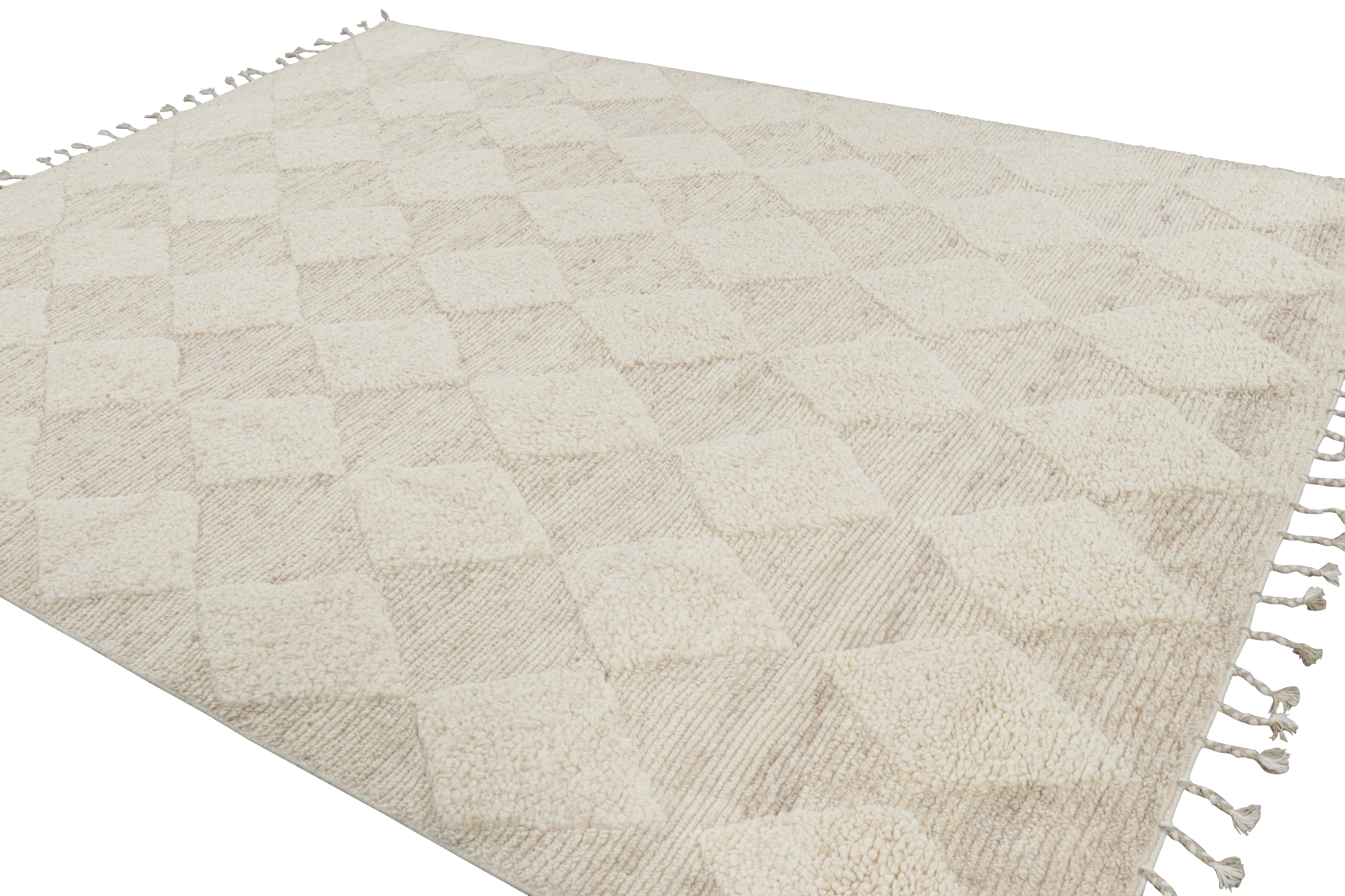 Noué à la main Rug & Kilim's Moroccan Style Custom Rug Design with White Diamond Patterns (tapis sur mesure de style marocain avec des motifs de diamants blancs) en vente