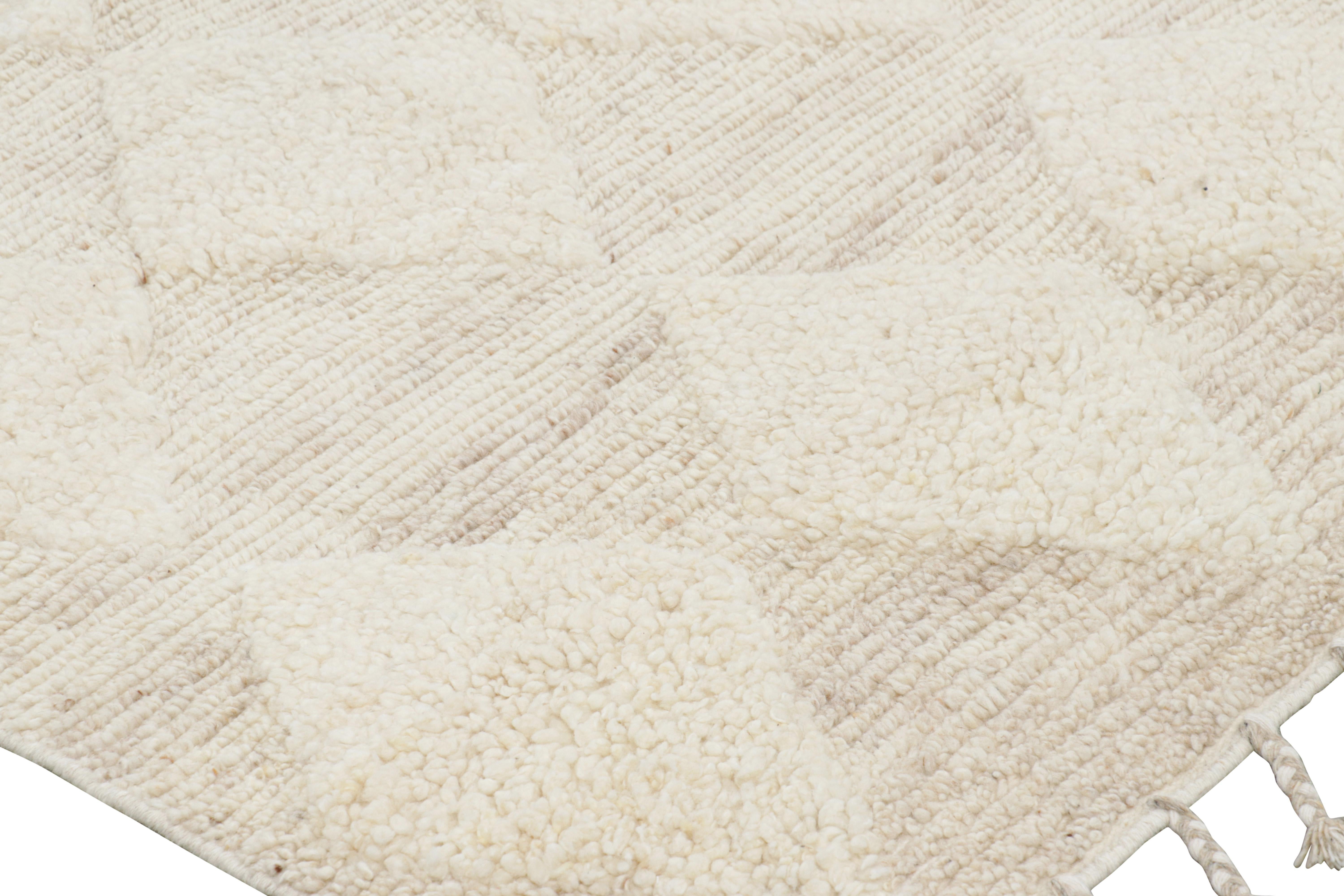 XXIe siècle et contemporain Rug & Kilim's Moroccan Style Custom Rug Design with White Diamond Patterns (tapis sur mesure de style marocain avec des motifs de diamants blancs) en vente
