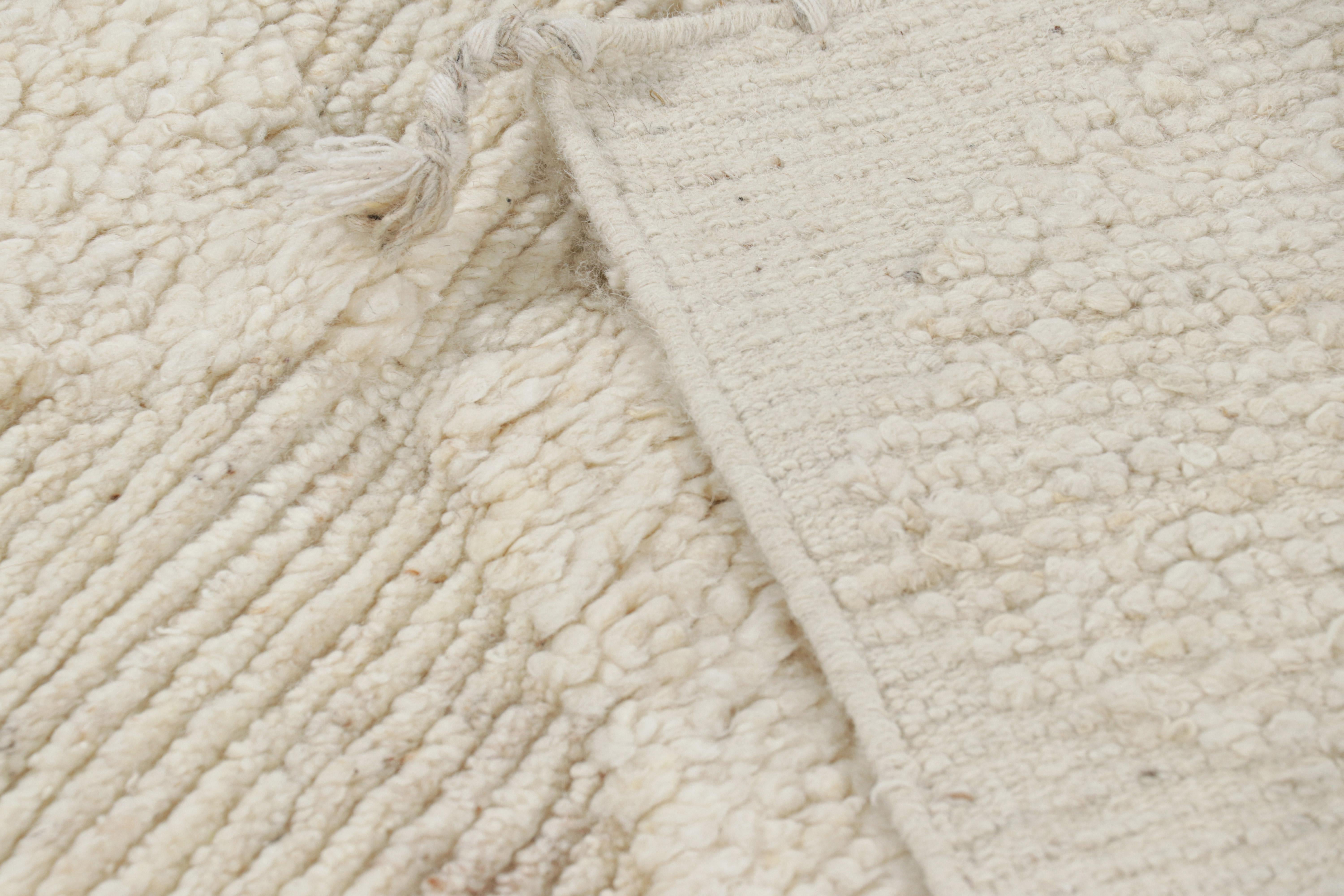 Laine Rug & Kilim's Moroccan Style Custom Rug Design with White Diamond Patterns (tapis sur mesure de style marocain avec des motifs de diamants blancs) en vente