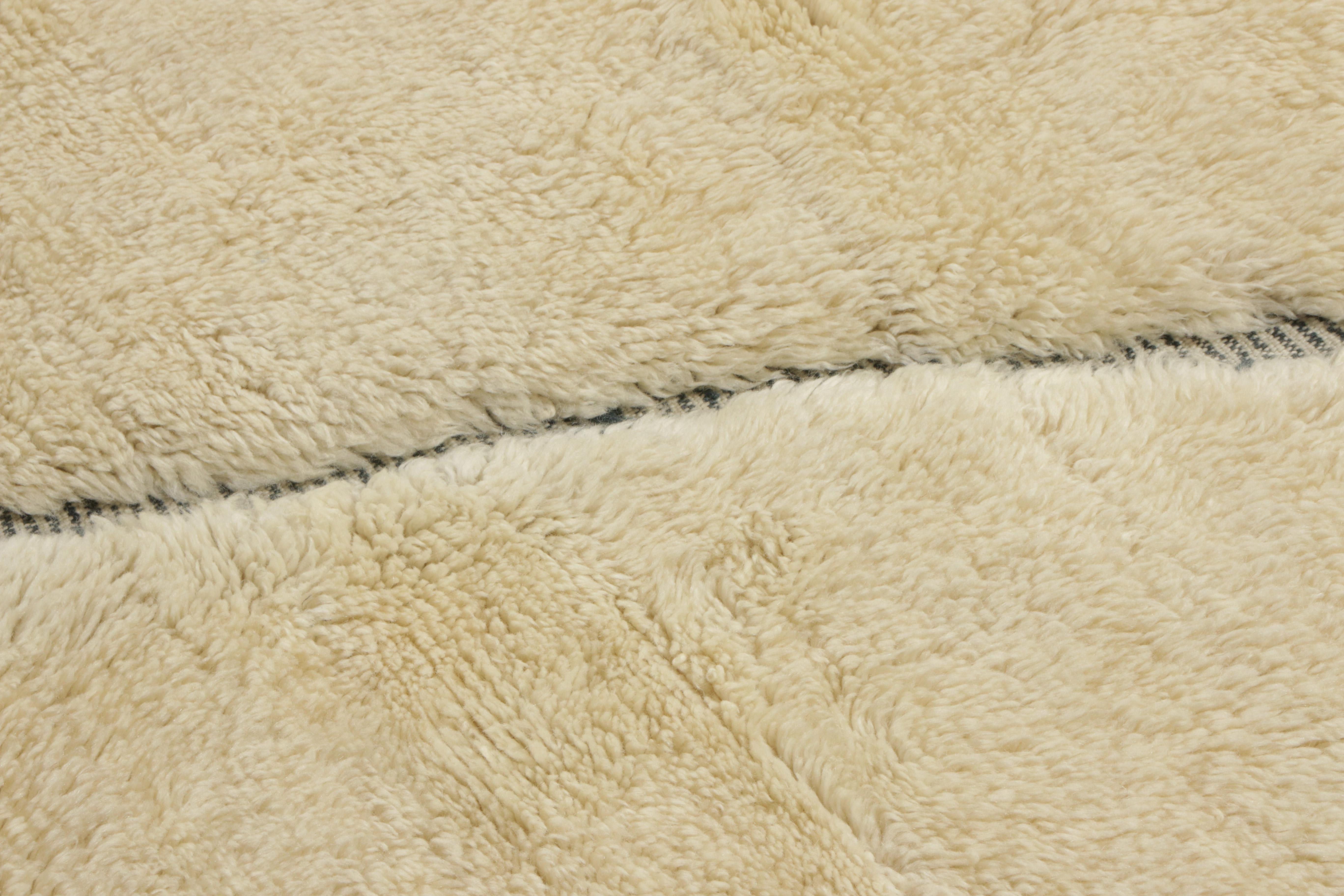 Alfombra personalizada estilo marroquí de Rug & Kilim en blanco roto y estampado geométrico negro Marroquí en venta