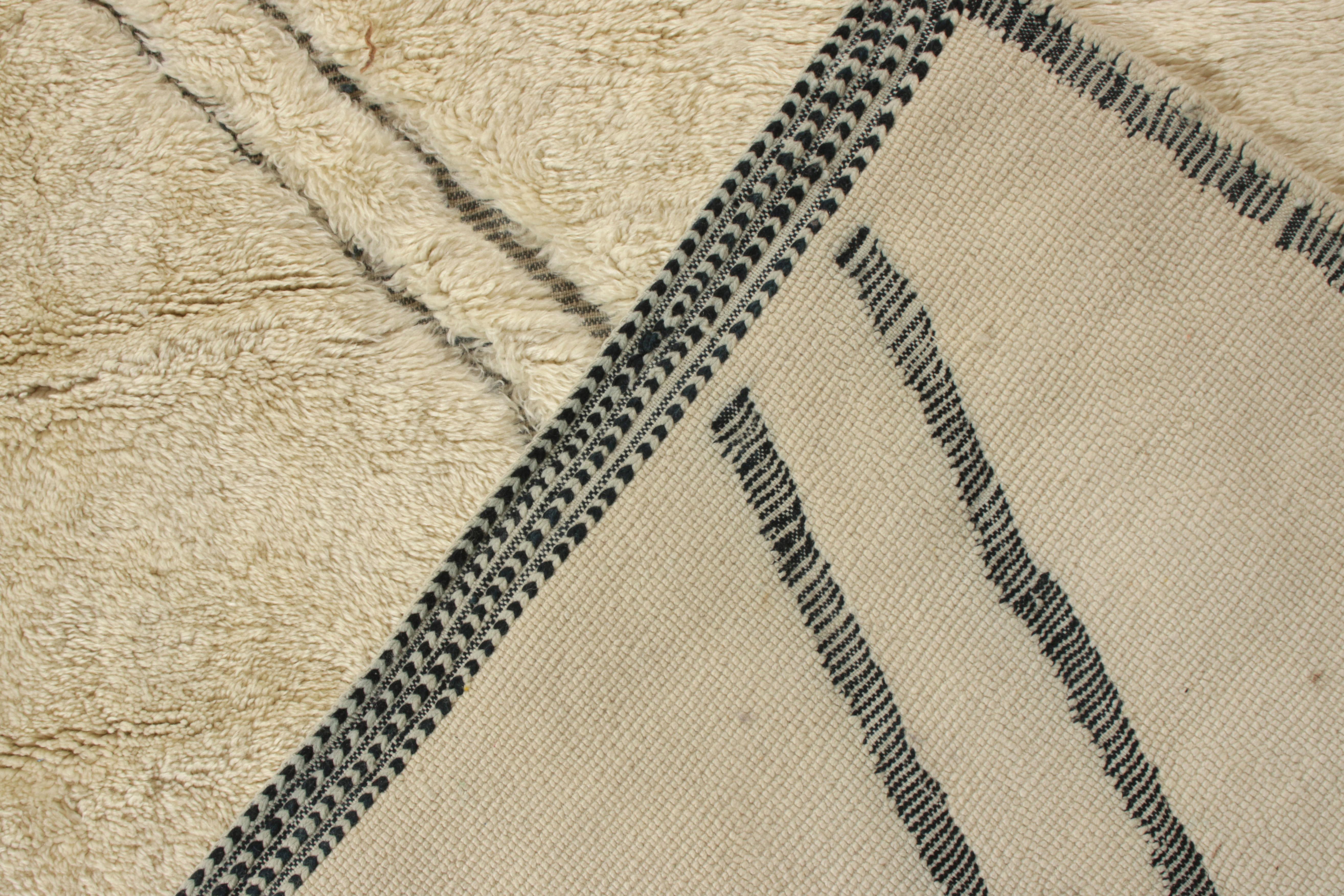 Alfombra personalizada estilo marroquí de Rug & Kilim en blanco roto y estampado geométrico negro Anudado a mano en venta