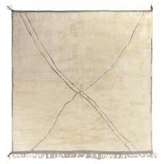 Alfombra personalizada estilo marroquí de Rug & Kilim en blanco roto y estampado geométrico negro