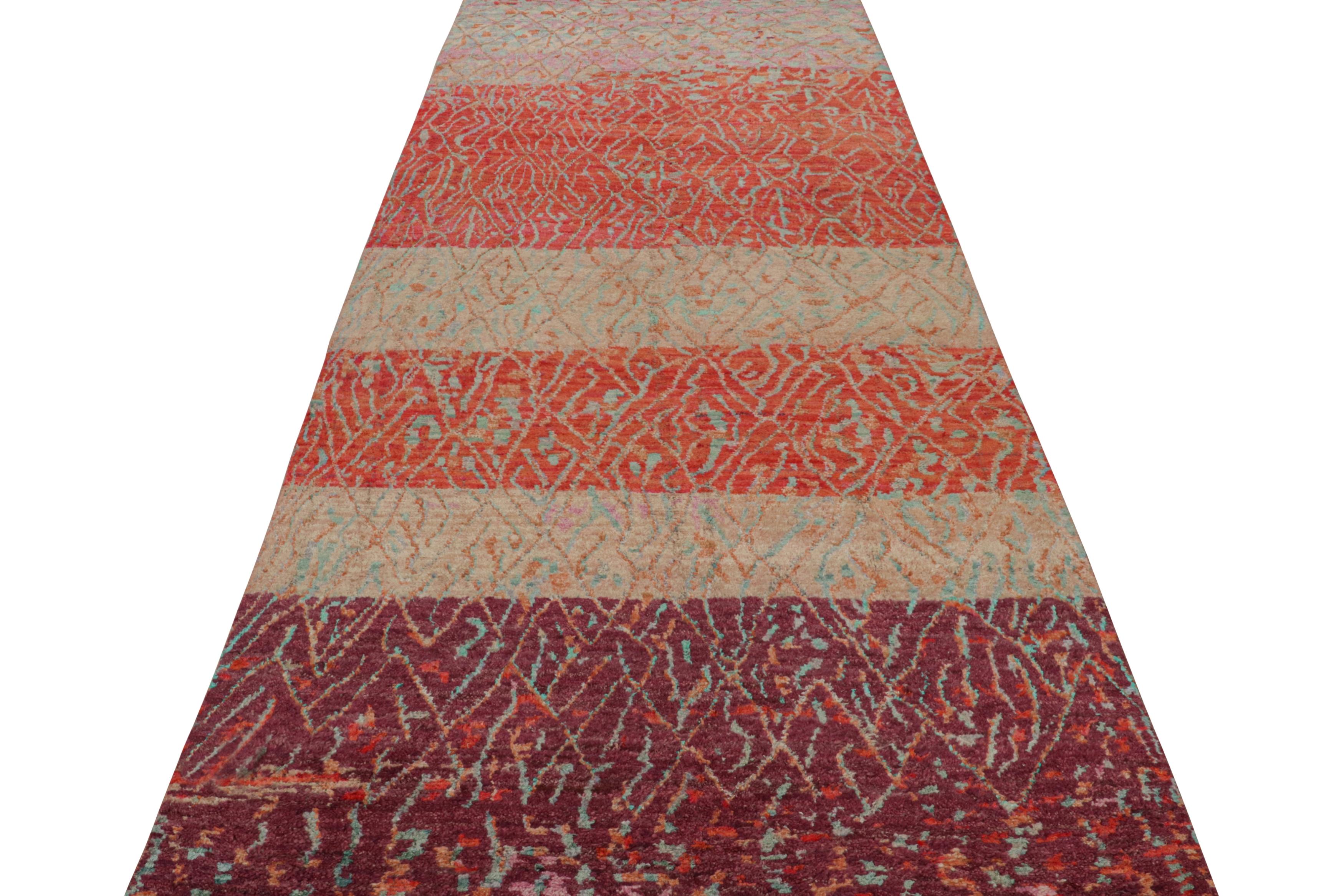 Moderno Rug & Kilim è un runner da galleria in stile marocchino in rosso con motivi geometrici in vendita