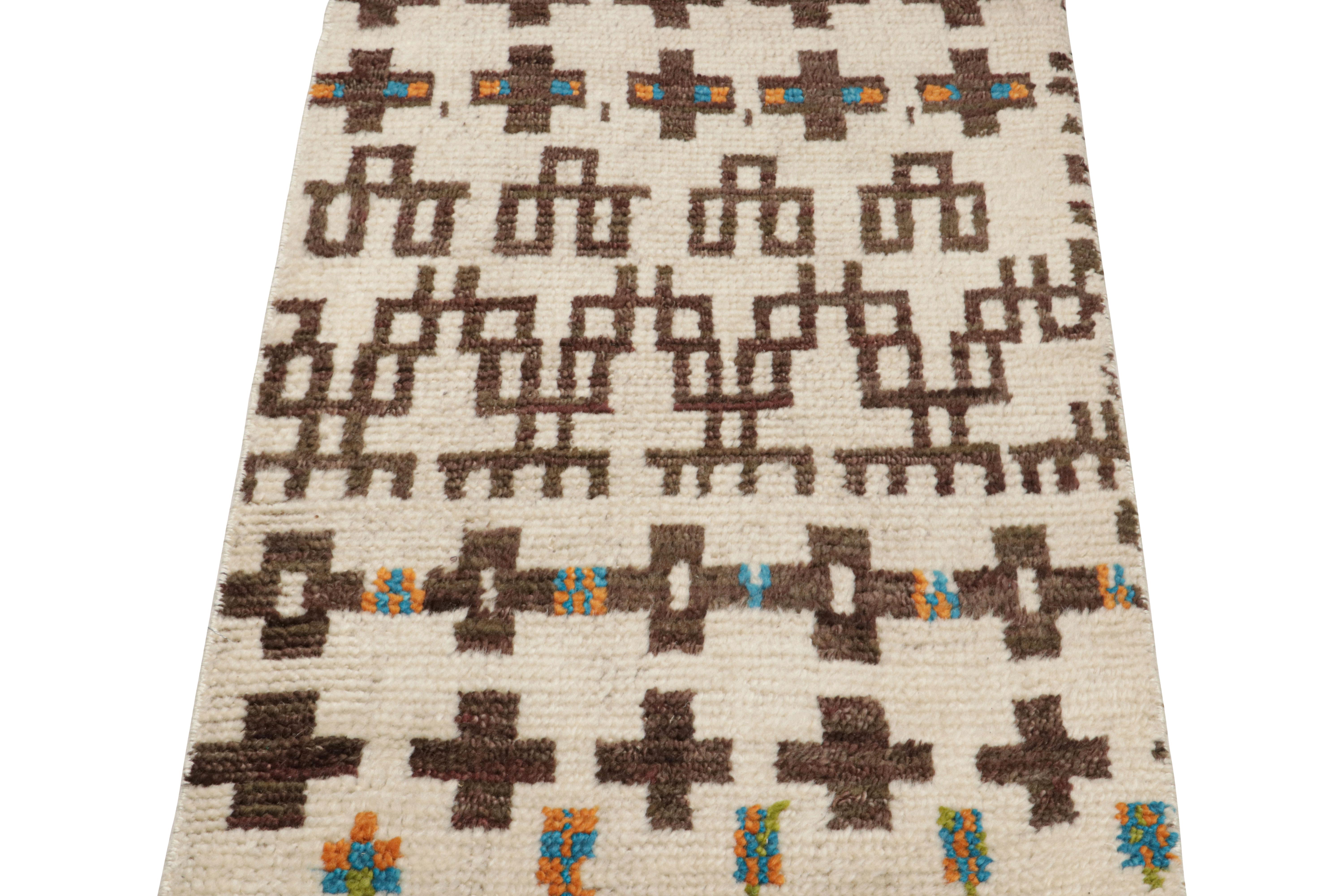Noué à la main en laine et en soie, ce tapis marocain 2x3 présente une texture nervurée inspirée de pièces de style boucherouite et de textiles similaires dans le style tribal berbère primitiviste. 

Sur le Design : 

Les connaisseurs peuvent