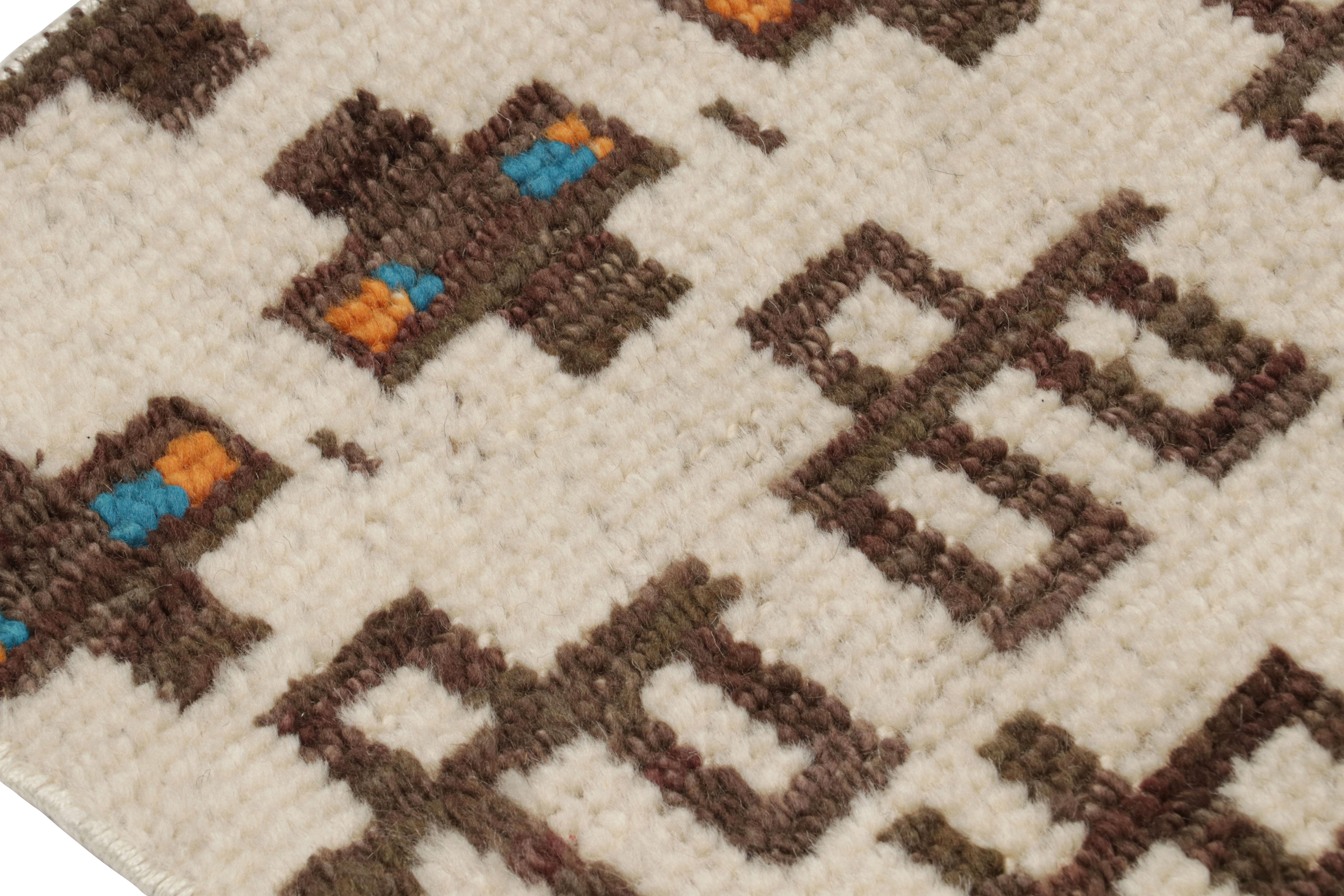 Moderne Rug & Kilim's Moroccan Style Geometric Scatter Rug in Beige-Brown (tapis géométrique de style marocain en beige et brun) en vente