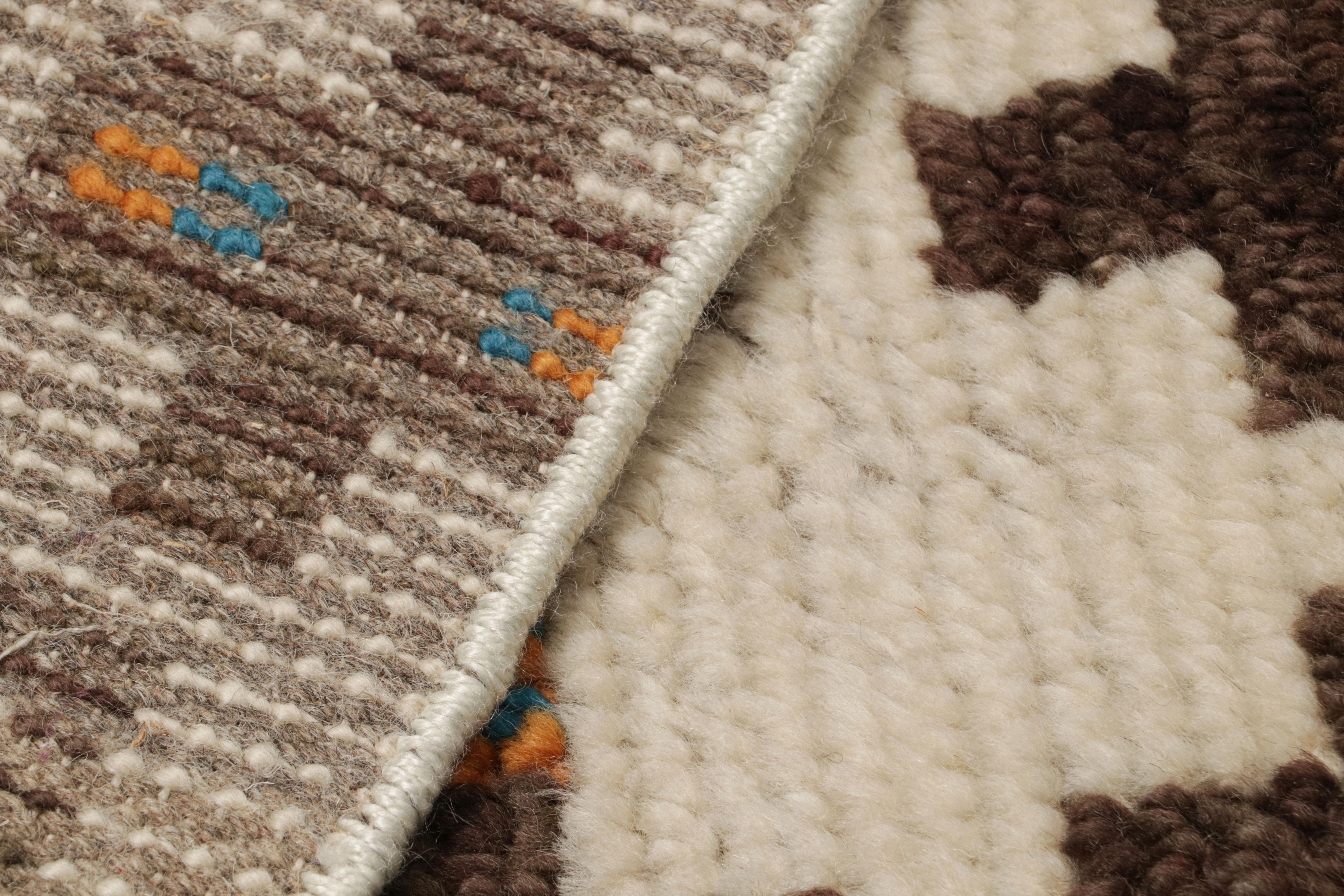 Noué à la main Rug & Kilim's Moroccan Style Geometric Scatter Rug in Beige-Brown (tapis géométrique de style marocain en beige et marron) en vente