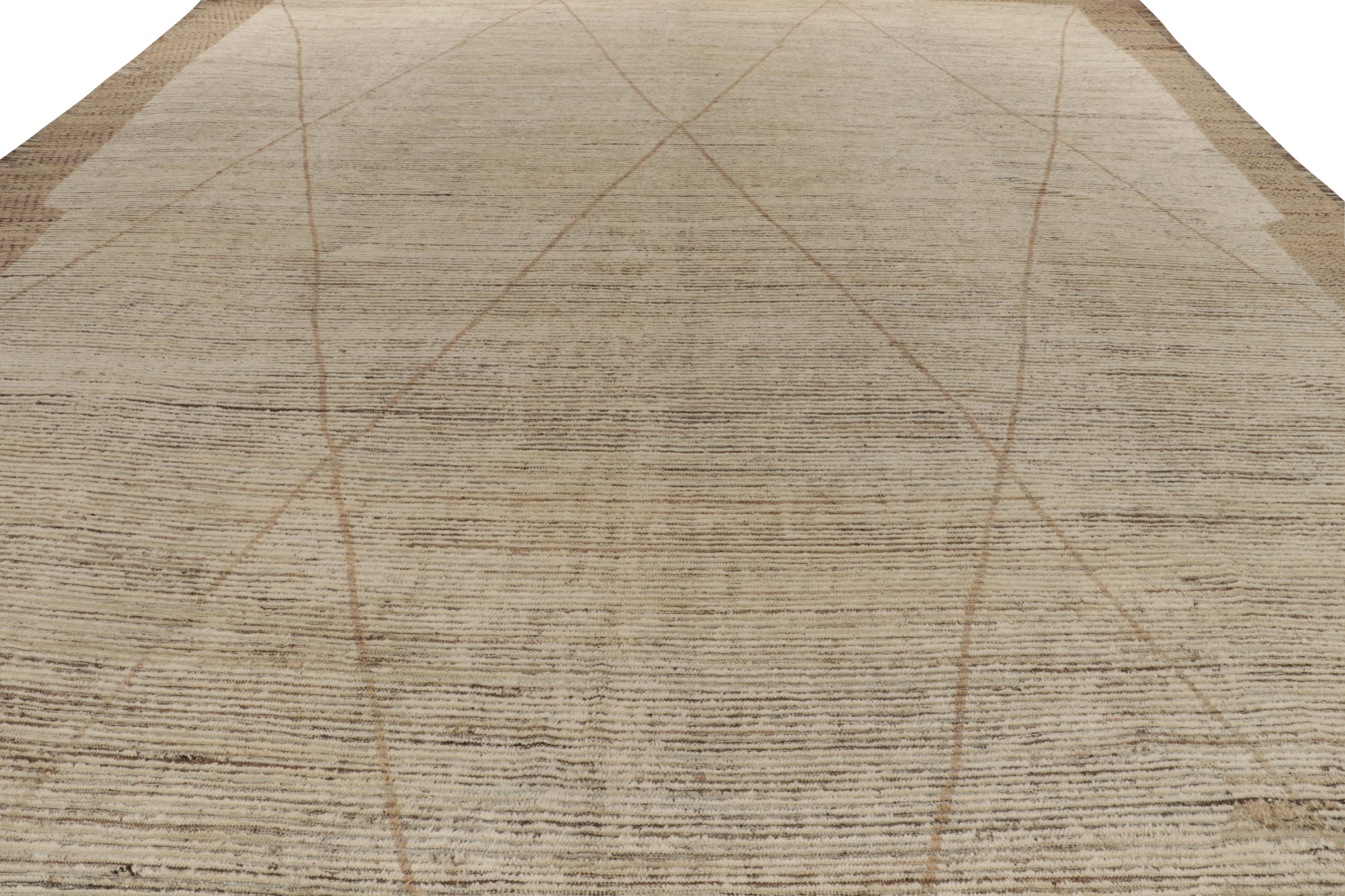 Rug & Kilim présente une version inédite du style marocain avec cette pièce 16x22 nouée à la main. Whiting, un tapis en laine très tactile, s'inspire de motifs géométriques tribaux minimalistes dans des tons beige-brun avec des ponctuations blanc