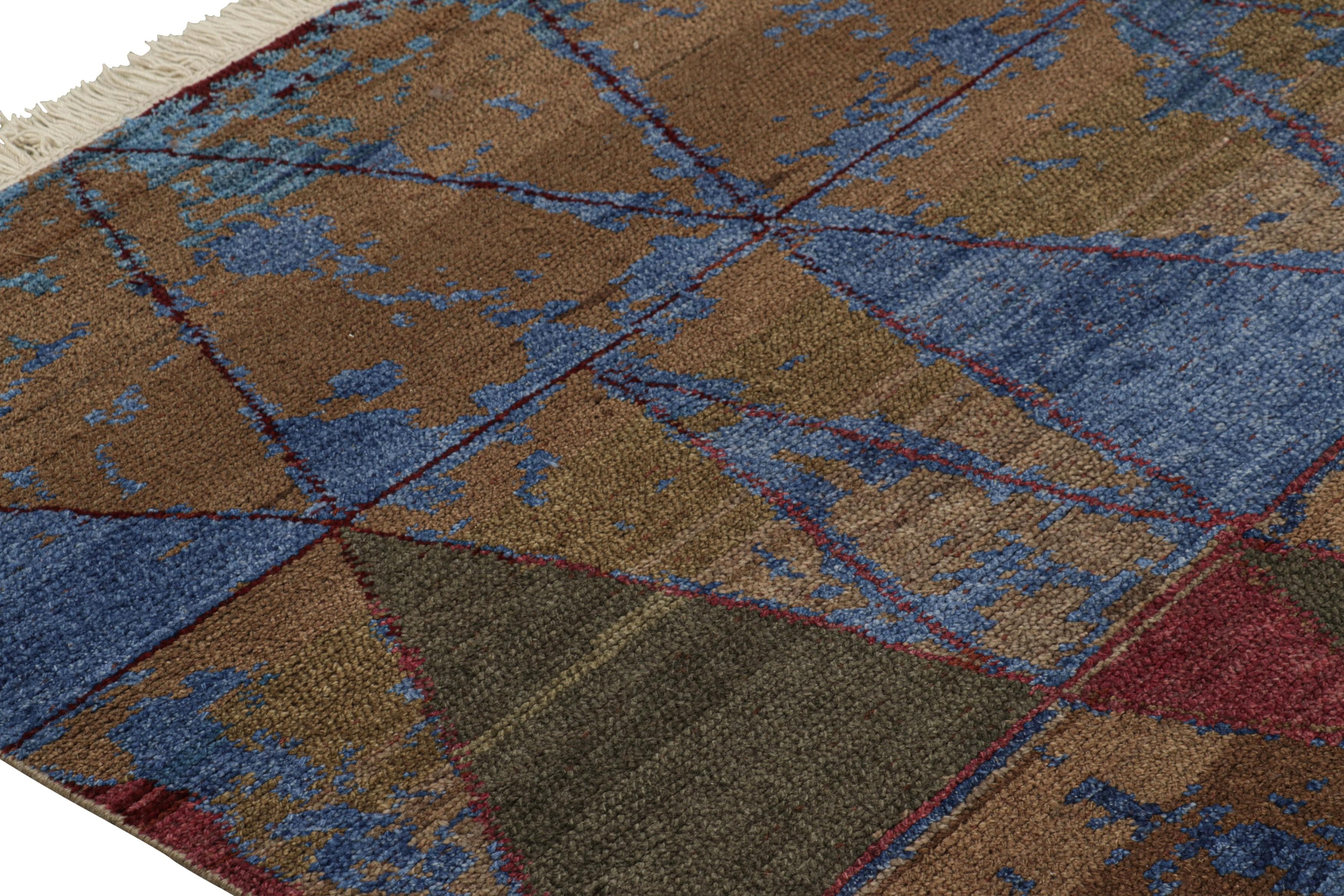 Rug & Kilim's Teppich im marokkanischen Stil, Braun mit blauen geometrischen Stammesmustern (Moderne) im Angebot