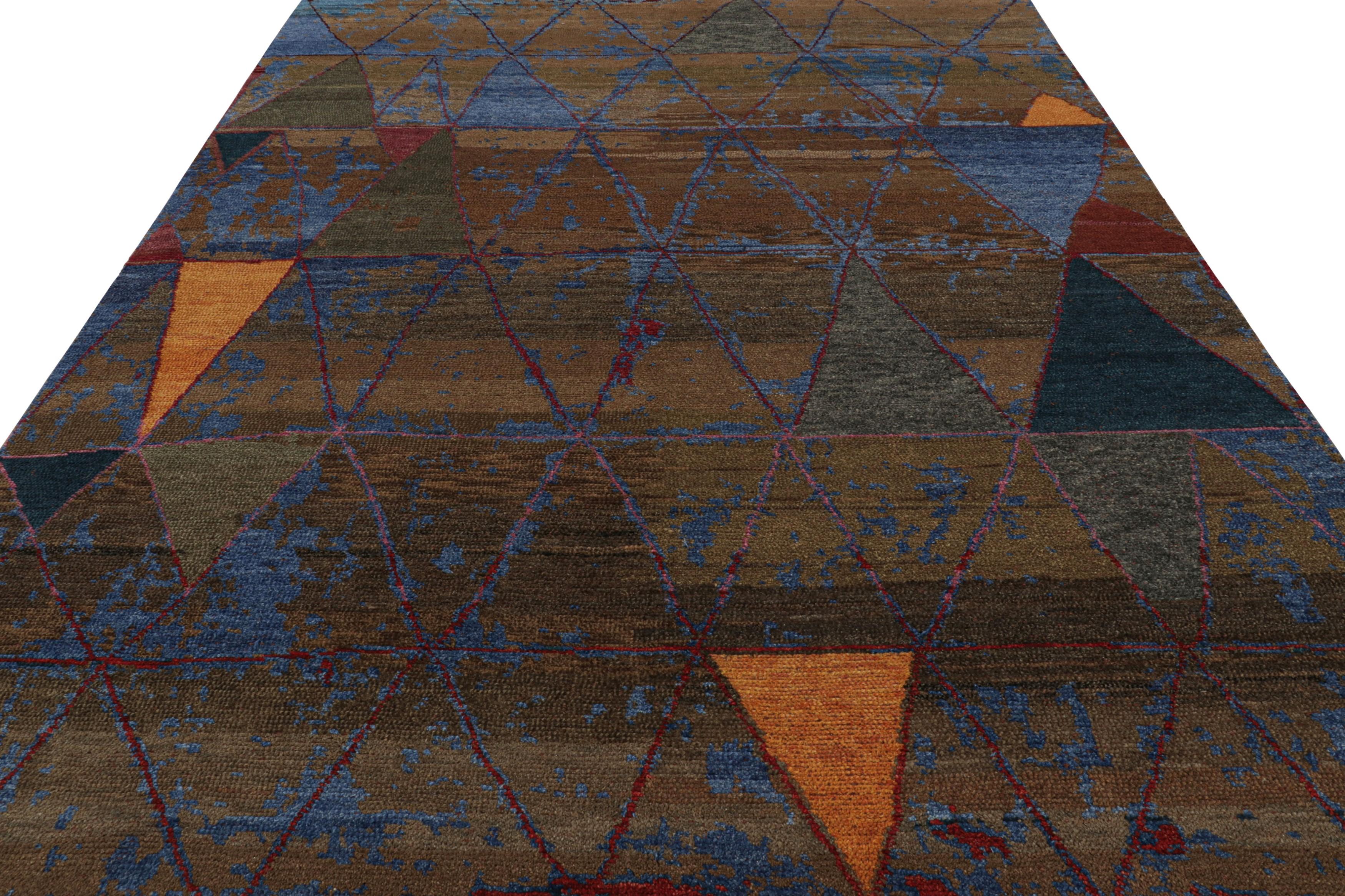 Rug & Kilim's Teppich im marokkanischen Stil, Braun mit blauen geometrischen Stammesmustern (Indisch) im Angebot