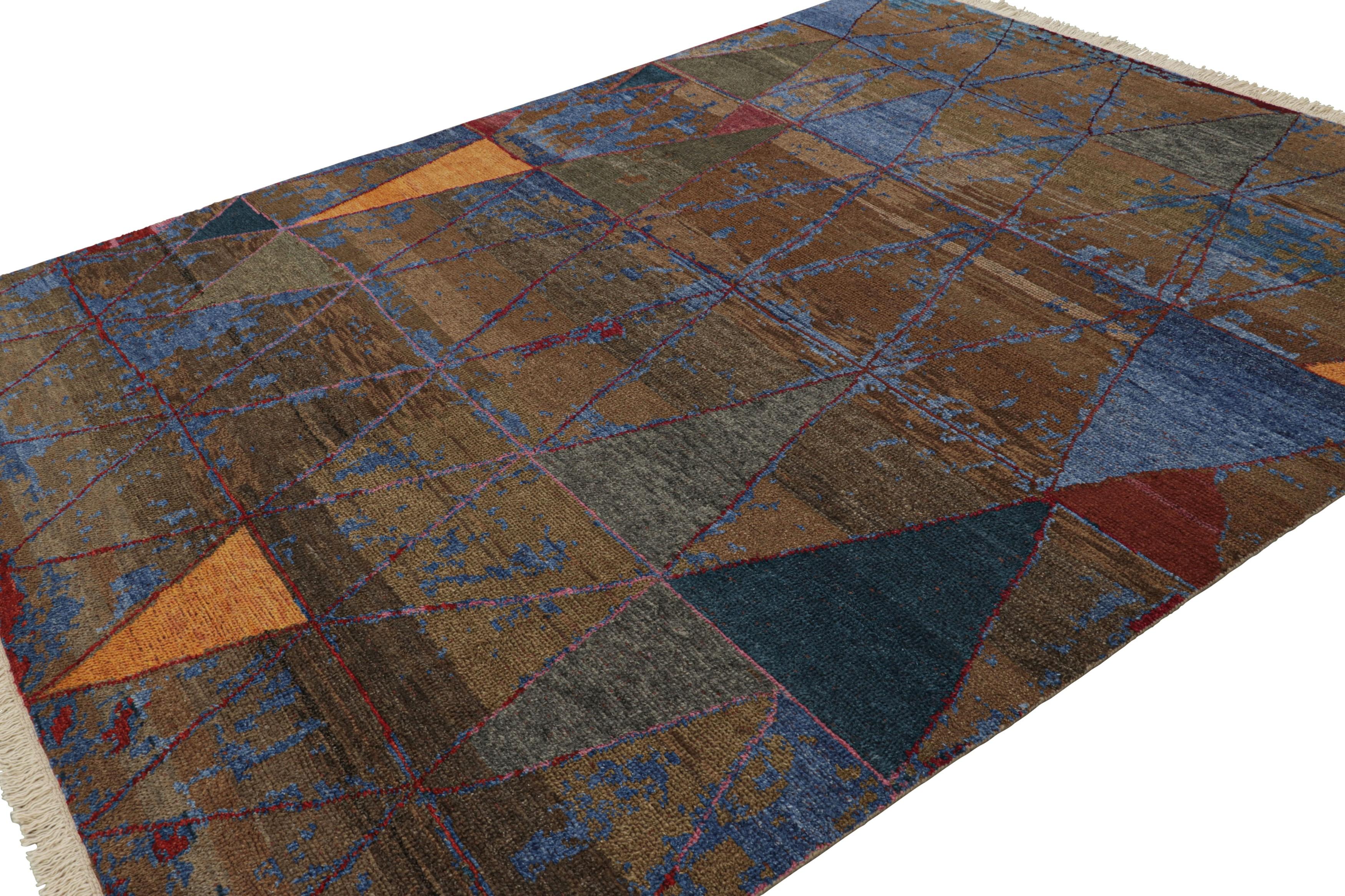 Rug & Kilim's Teppich im marokkanischen Stil, Braun mit blauen geometrischen Stammesmustern (Handgeknüpft) im Angebot